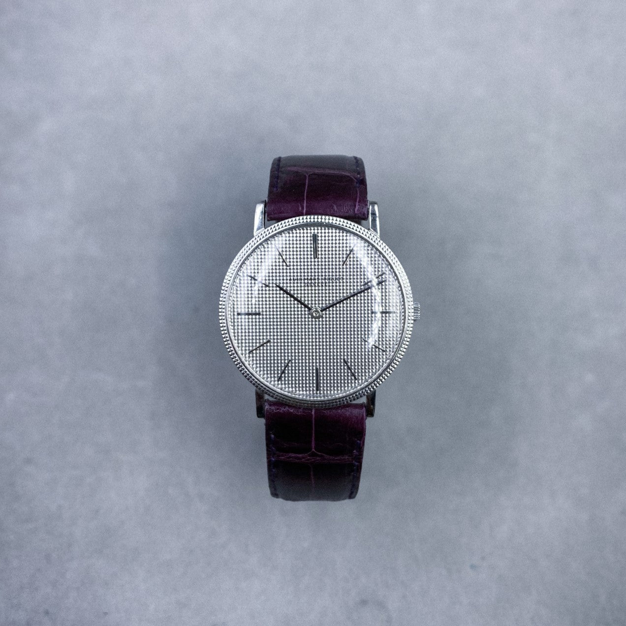 Audemars Piguet Calatrava ultra thin in 18 K white gold with "clous de Paris" finish close face