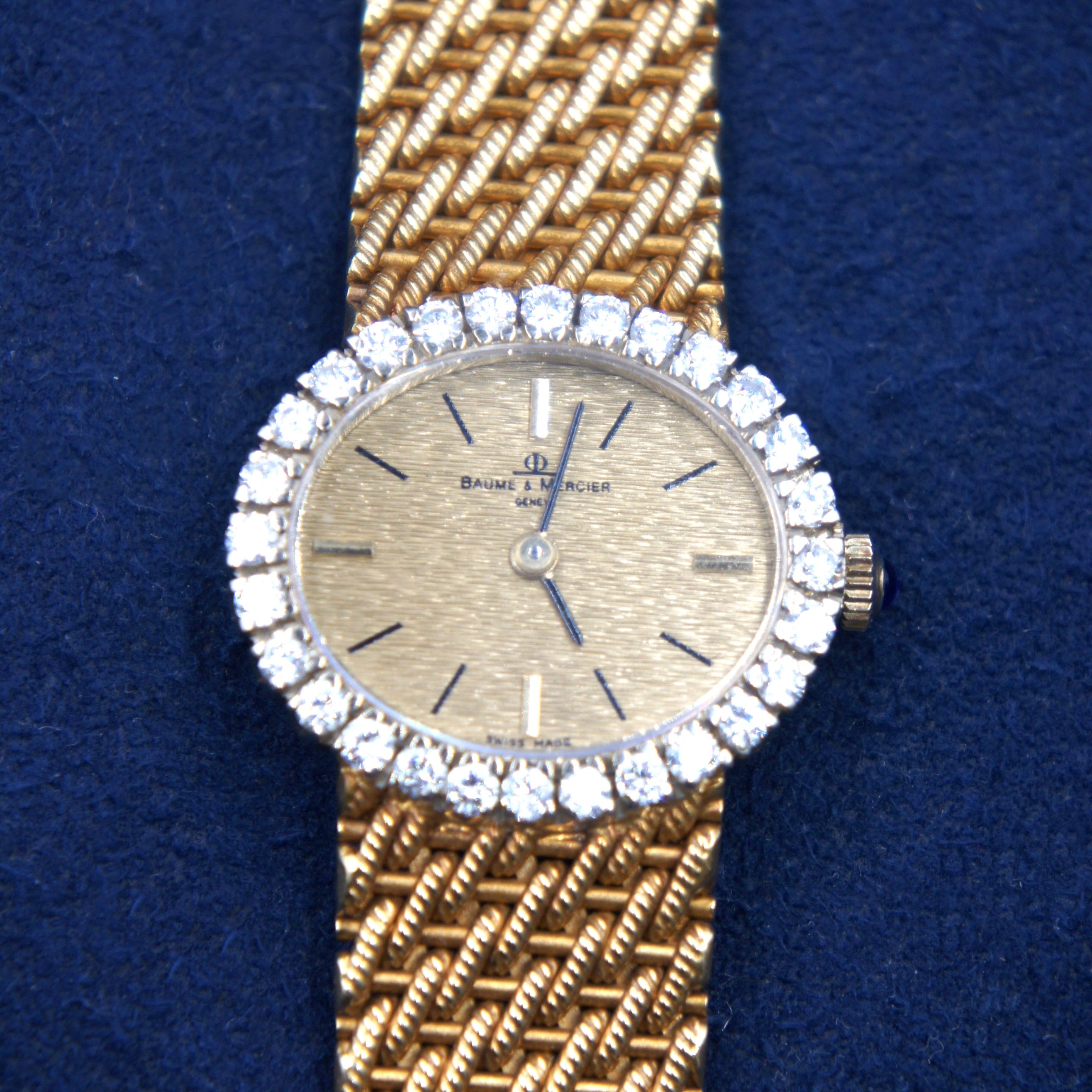 Beaume et Mercier Lady vintage watch ellipse shaped in 18 K gold and a diamonds set bezel with a manual winding movement and solid 18 K gold bracelet face view