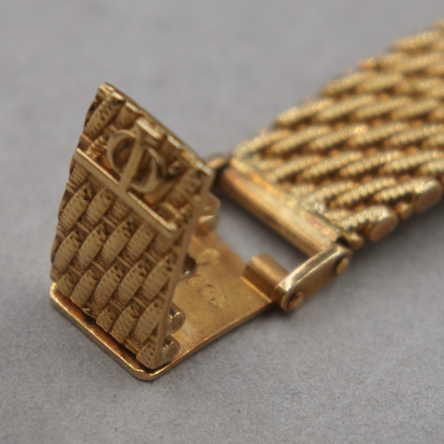 Beaume et Mercier Lady vintage watch ellipse shaped in 18 K gold and a diamonds set bezel with a manual winding movement and solid 18 K gold bracelet clasp buckle view