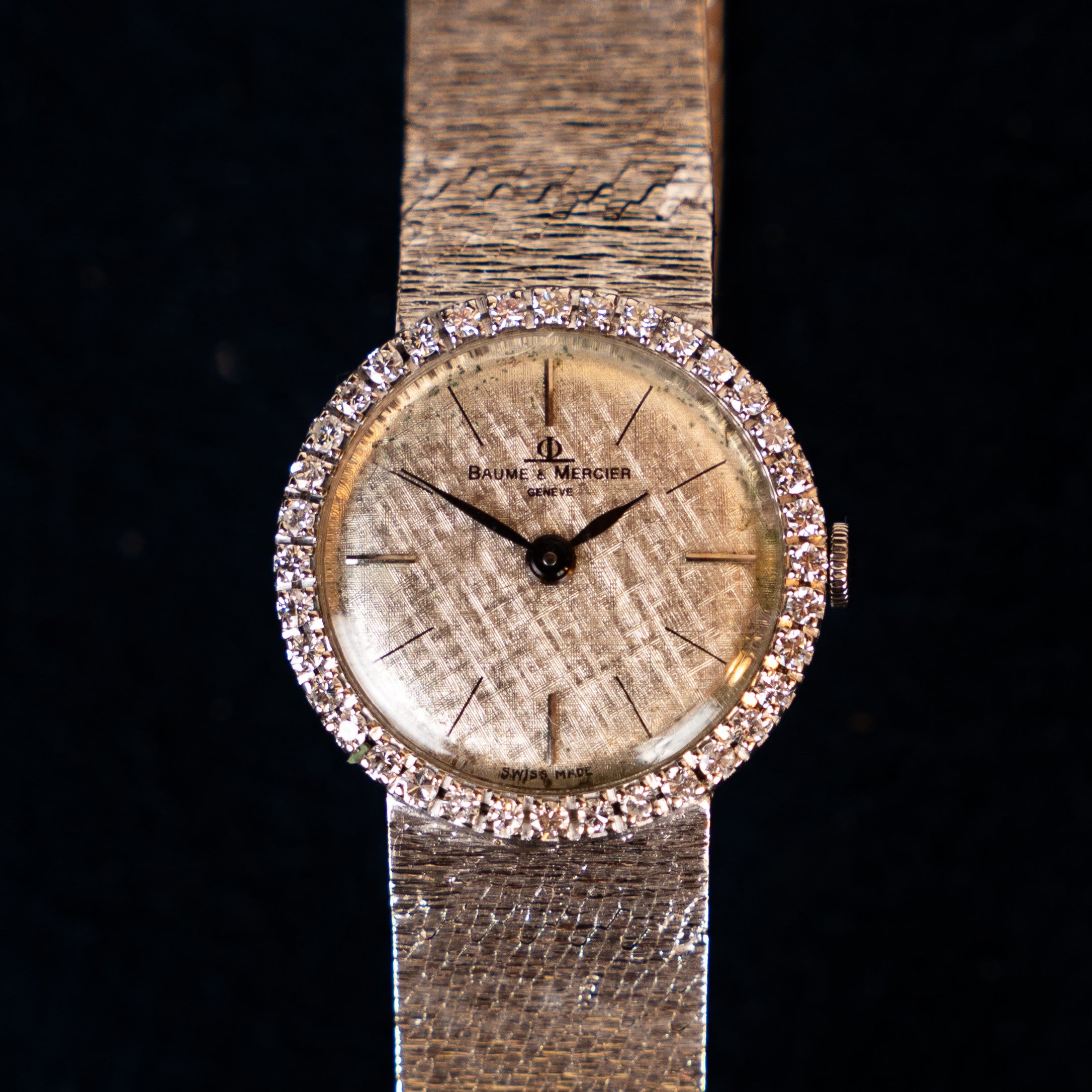 Beaume & Mercier lady vintage watch in 18 K white gold and a 36-diamond-bezel in 24 mm case mecchanical mouvement with mesh white gold strap and clasp buckle fave view