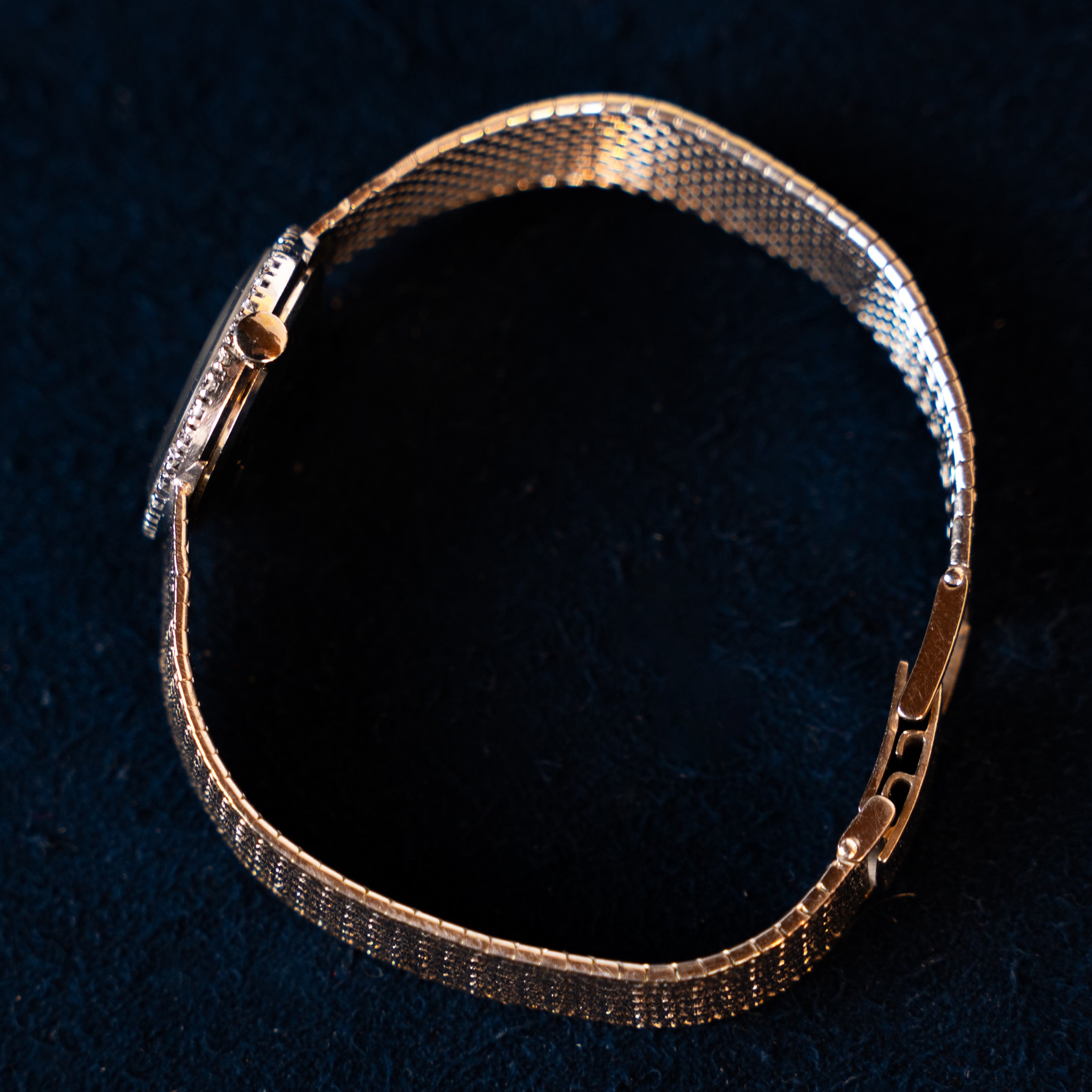 Beaume & Mercier lady vintage watch in 18 K white gold and a 36-diamond-bezel in 24 mm case mecchanical mouvement with mesh white gold strap and clasp buckle crown profile view