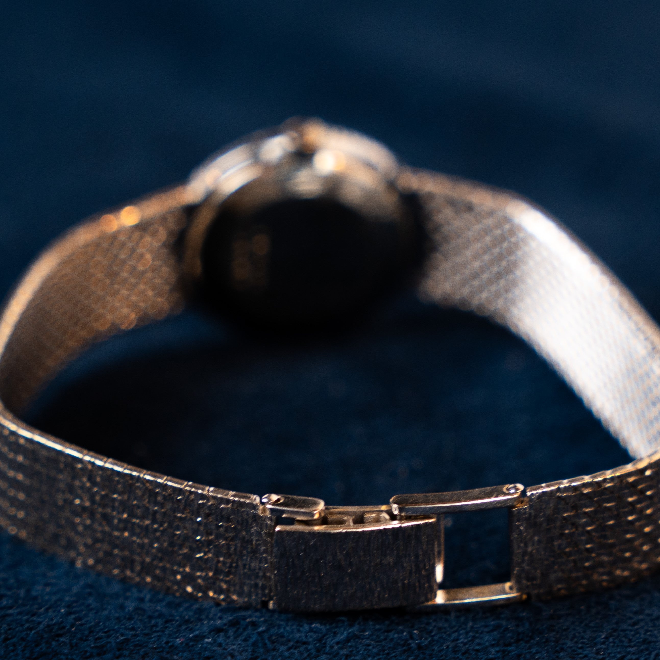 Beaume & Mercier lady vintage watch in 18 K white gold and a 36-diamond-bezel in 24 mm case mecchanical mouvement with mesh white gold strap and clasp buckle strap view