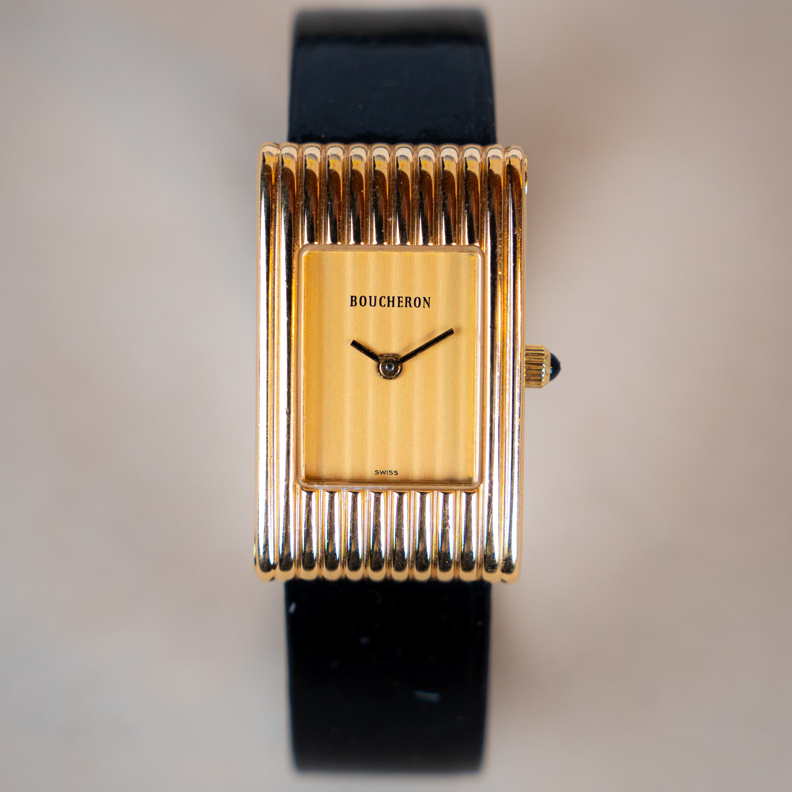 Boucheron Reflet Lady vintage watch from the 90's in 18 carats Gold featuring a 29 X 18 mm case with quartz movement and interchangeable Boucheron system leather strap face view