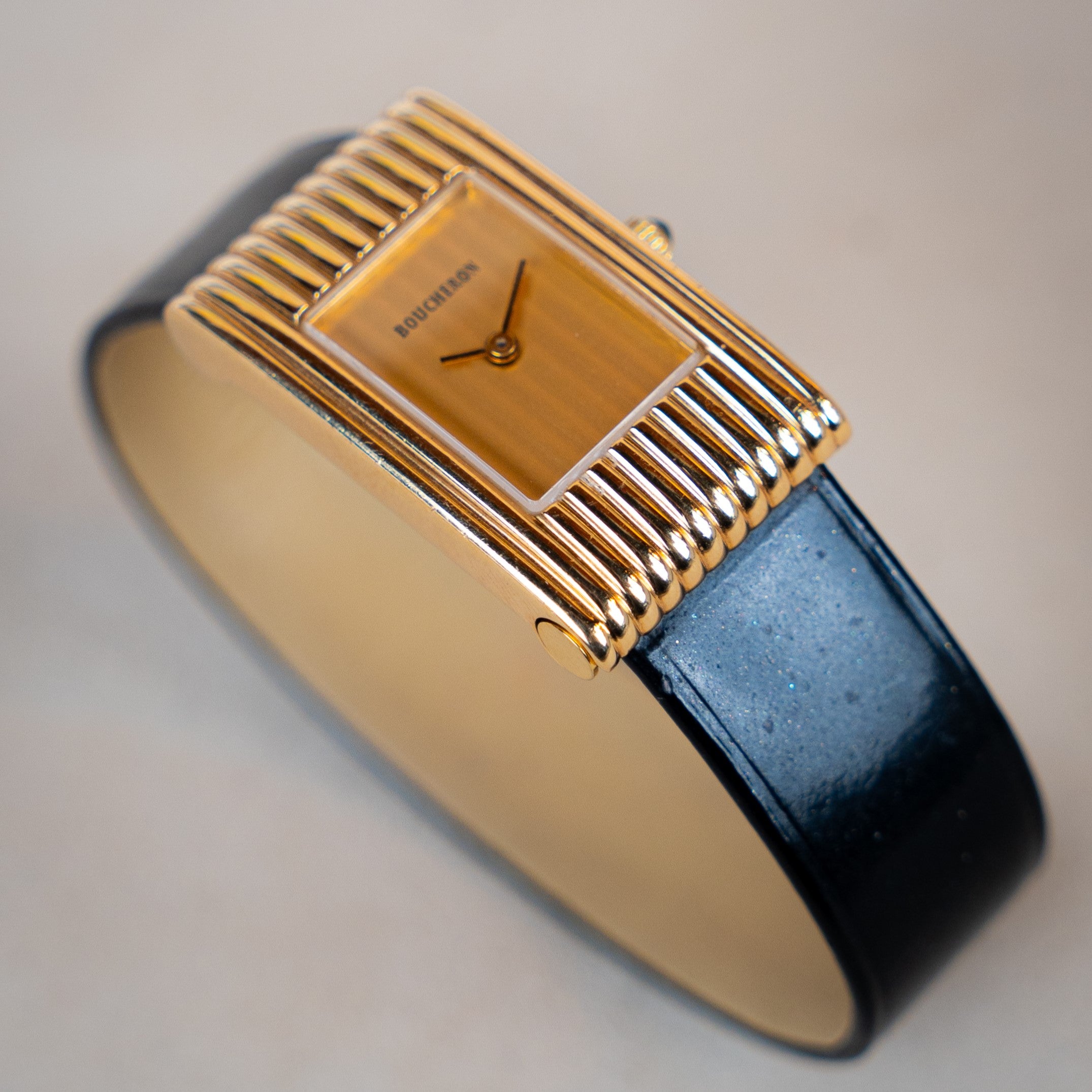 Boucheron Reflet Lady vintage watch from the 90's in 18 carats Gold featuring a 29 X 18 mm case with quartz movement and interchangeable Boucheron system leather strap 3/4 view