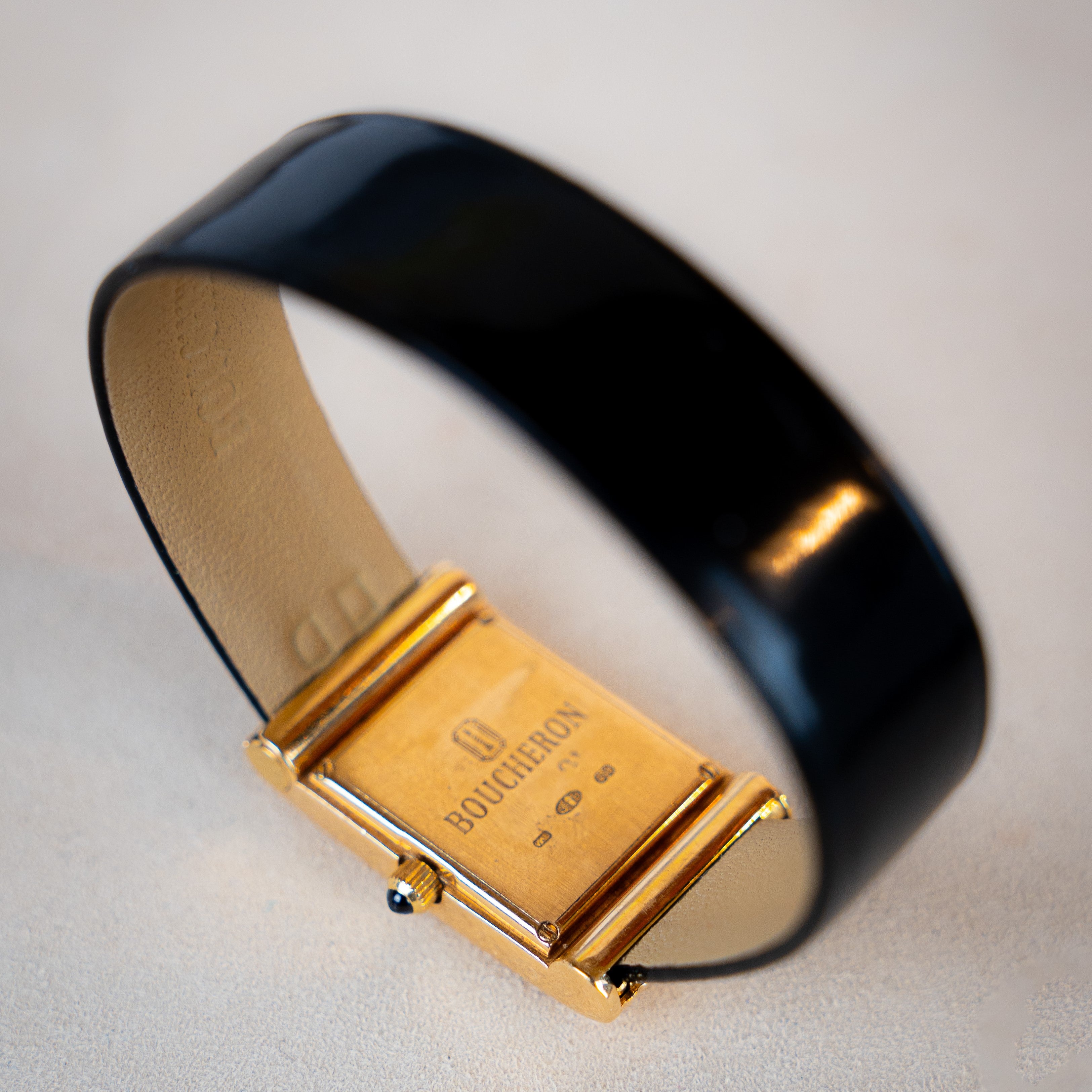 Boucheron Reflet Lady vintage watch from the 90's in 18 carats Gold featuring a 29 X 18 mm case with quartz movement and interchangeable Boucheron system leather strap case back view
