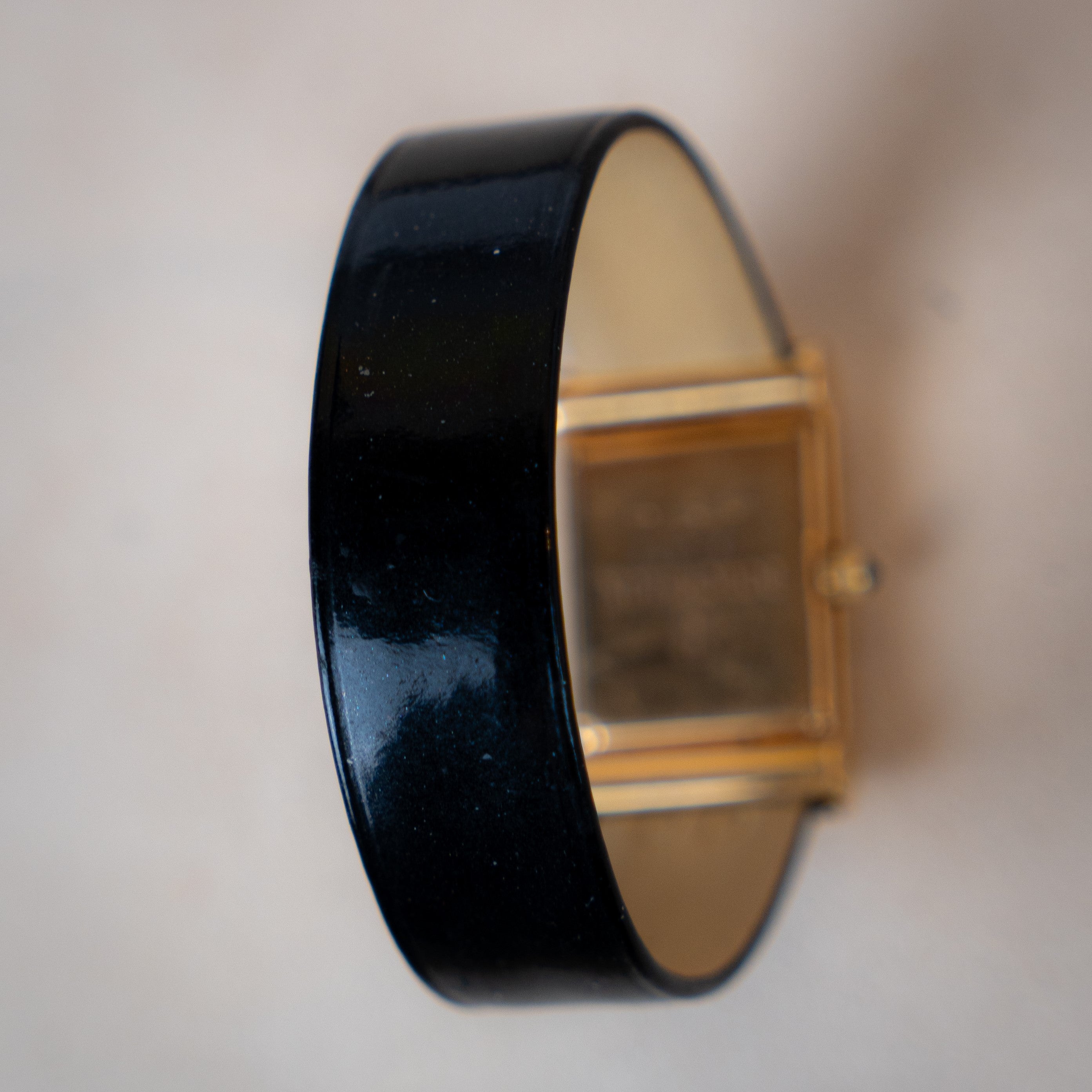 Boucheron Reflet Lady vintage watch from the 90's in 18 carats Gold featuring a 29 X 18 mm case with quartz movement and interchangeable Boucheron system leather strap bracelet view