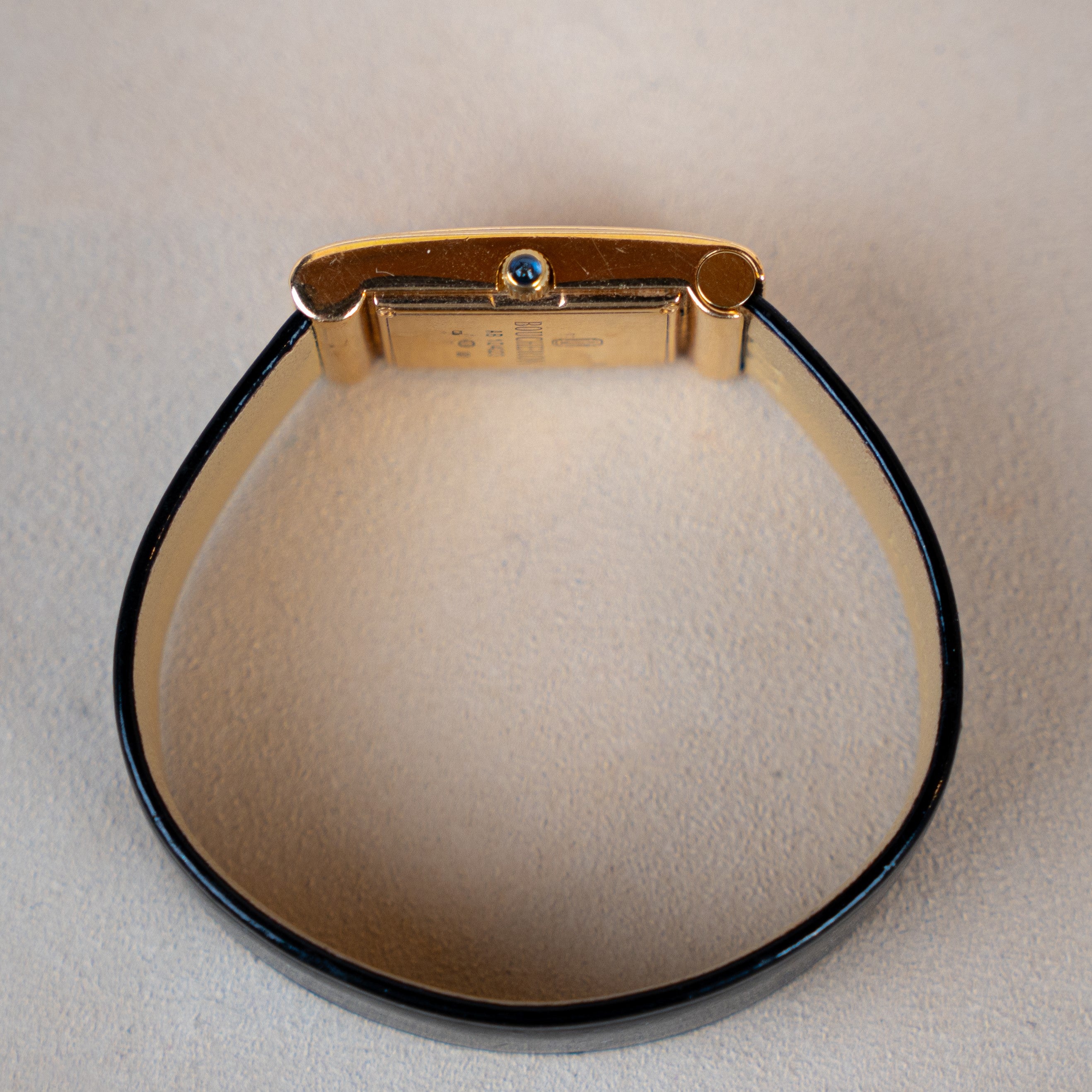 Boucheron Reflet Lady vintage watch from the 90's in 18 carats Gold featuring a 29 X 18 mm case with quartz movement and interchangeable Boucheron system leather strap crown profile view