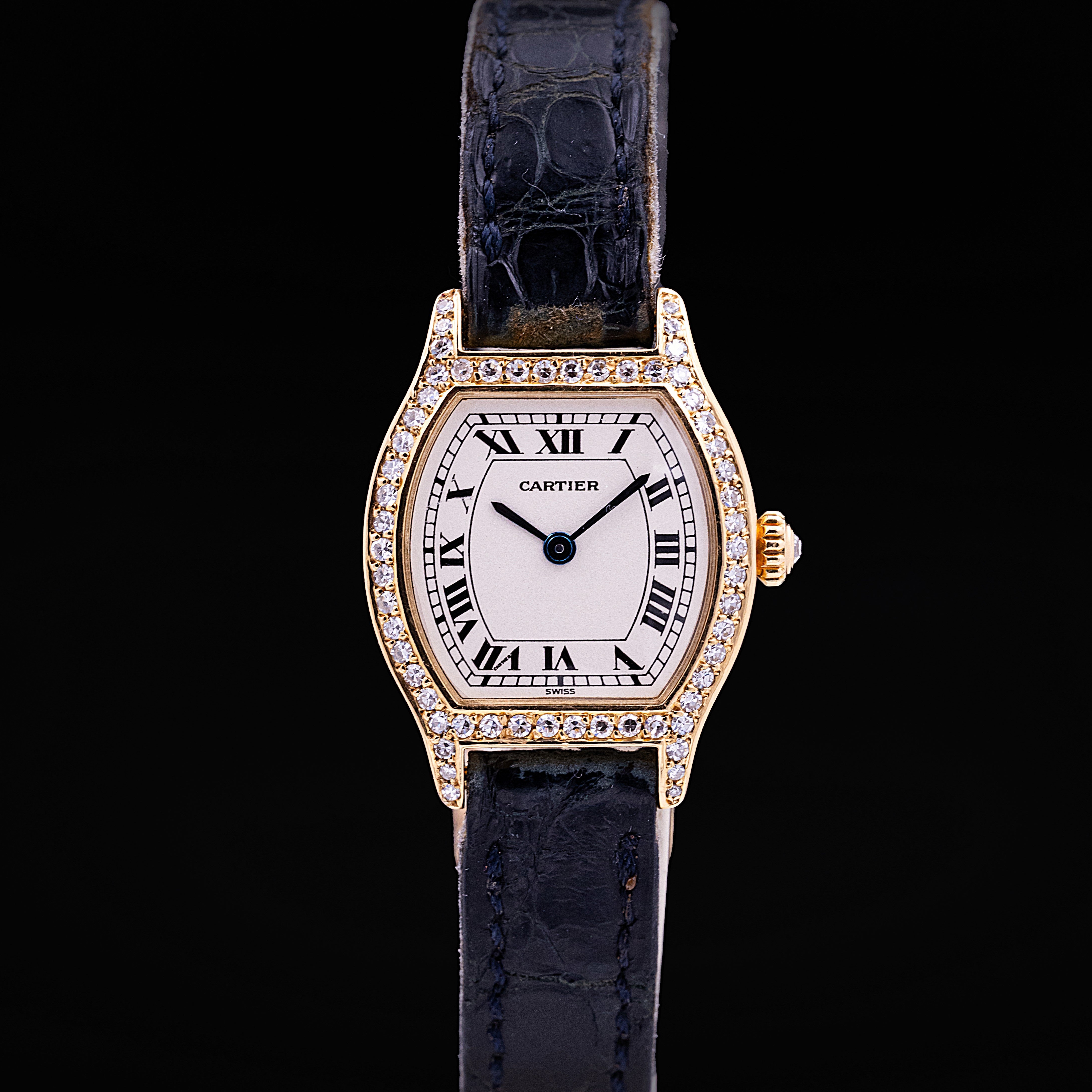 Montre Cartier Tortue petit modèle or jaune diamants cadran romain bracelet bleu Ref. 66036