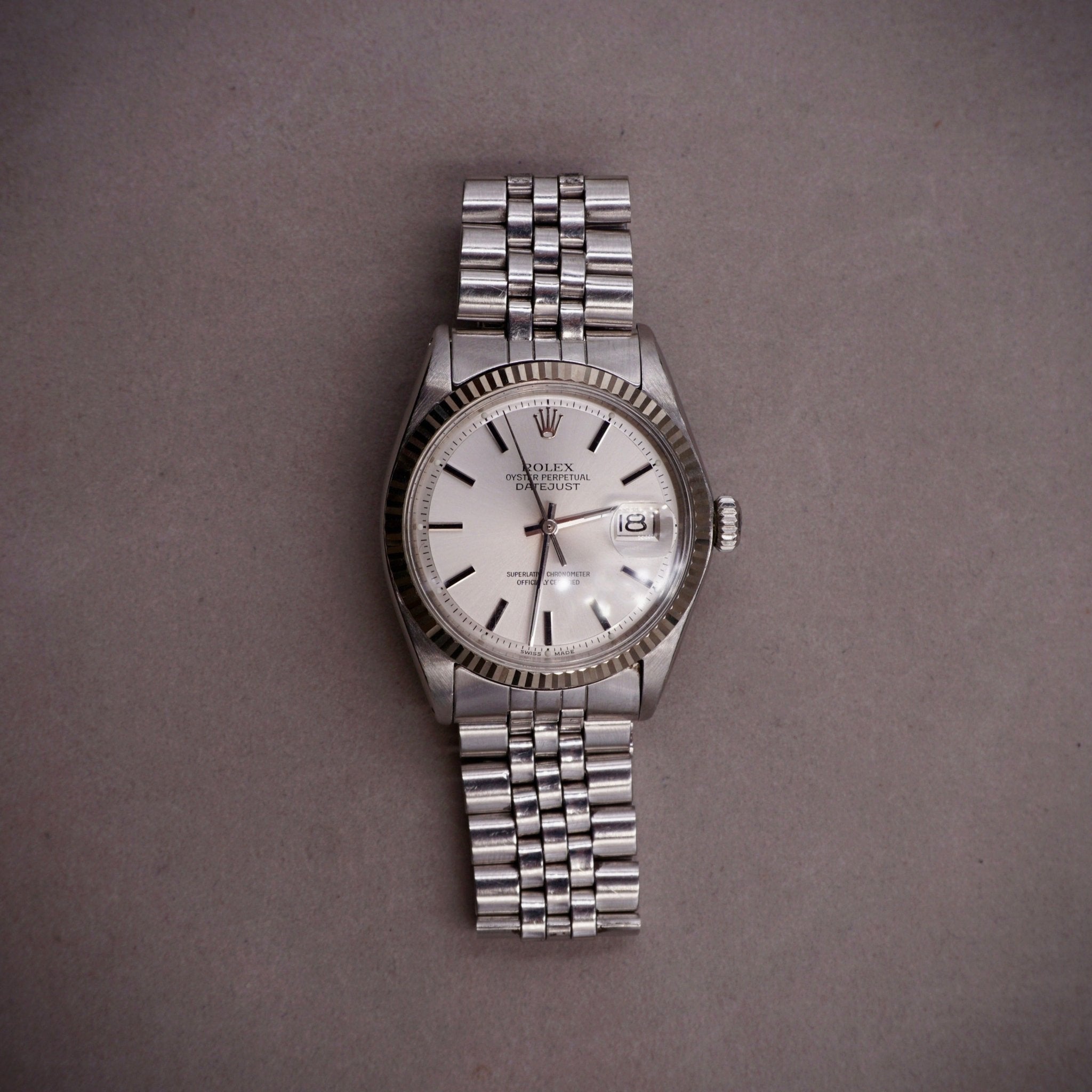 ROLEX OYSTER PERPETUAL DATEJUST LUNETTE OR BLANC - montre vintage - Contre - Temps Paris