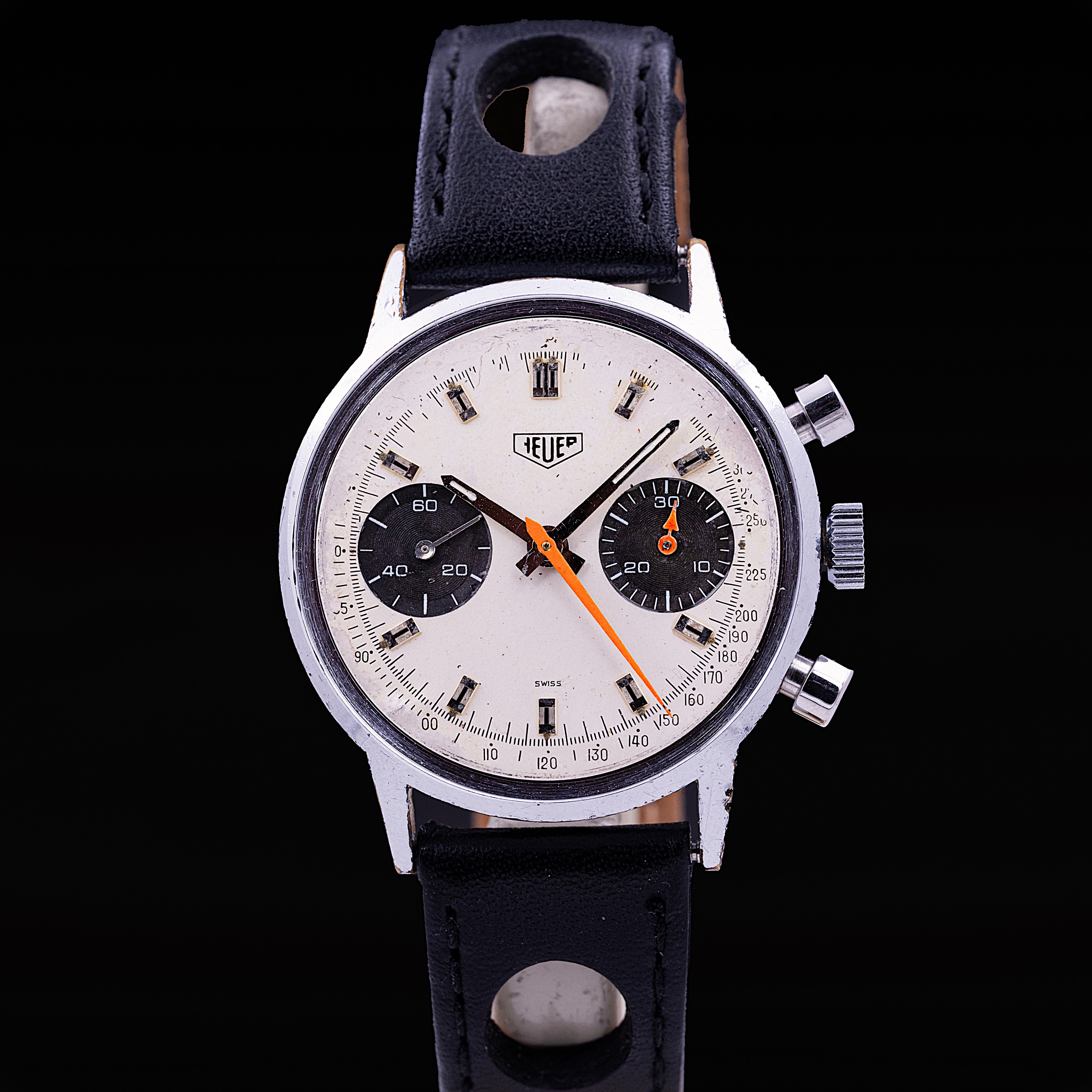 Heuer chronographe deux compteurs en métal chromé, cadran argenté à compteurs noirs et aiguilles de chronographe orange