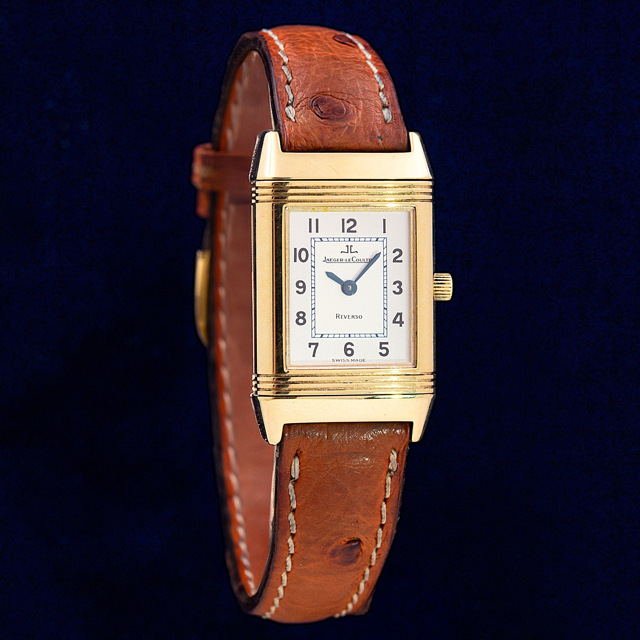 Jaeger-LeCoultre Reverso Lady Monoface Or Jaune référence 260.1.86, mouvement mécanique remontage manuel, boîtier or jaune 18 carats pivotant 20 x 33 mm, cadran silver chiffres arabes, minuterie chemin de fer bleue, aiguilles glaive bleuies, bracelet cuir cognac, années 1990