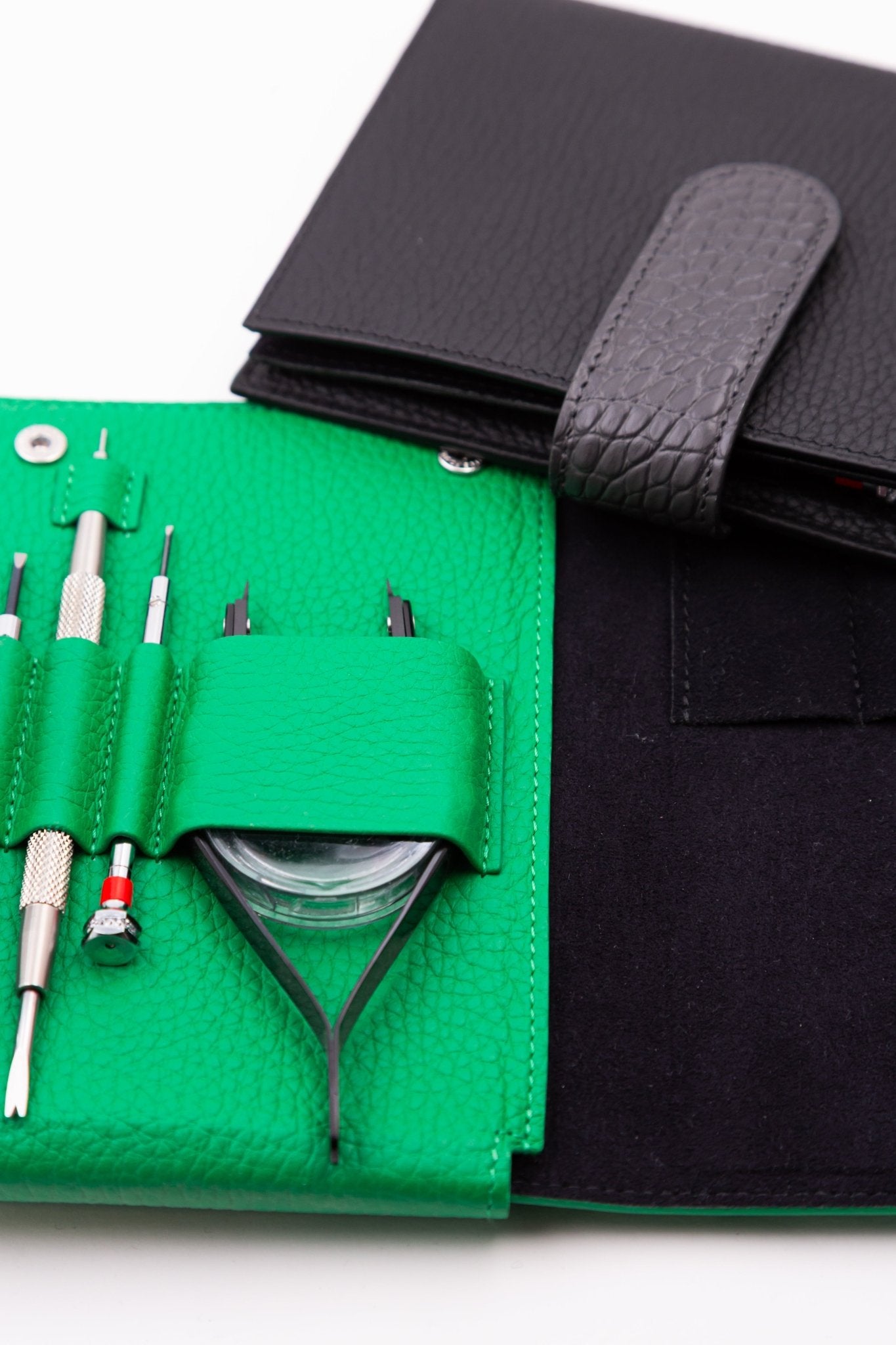 TROUSSE A OUTILS "HORLO" EN CUIR COULEUR - CAMILLE FOURNET - montre vintage - Contre - Temps Paris