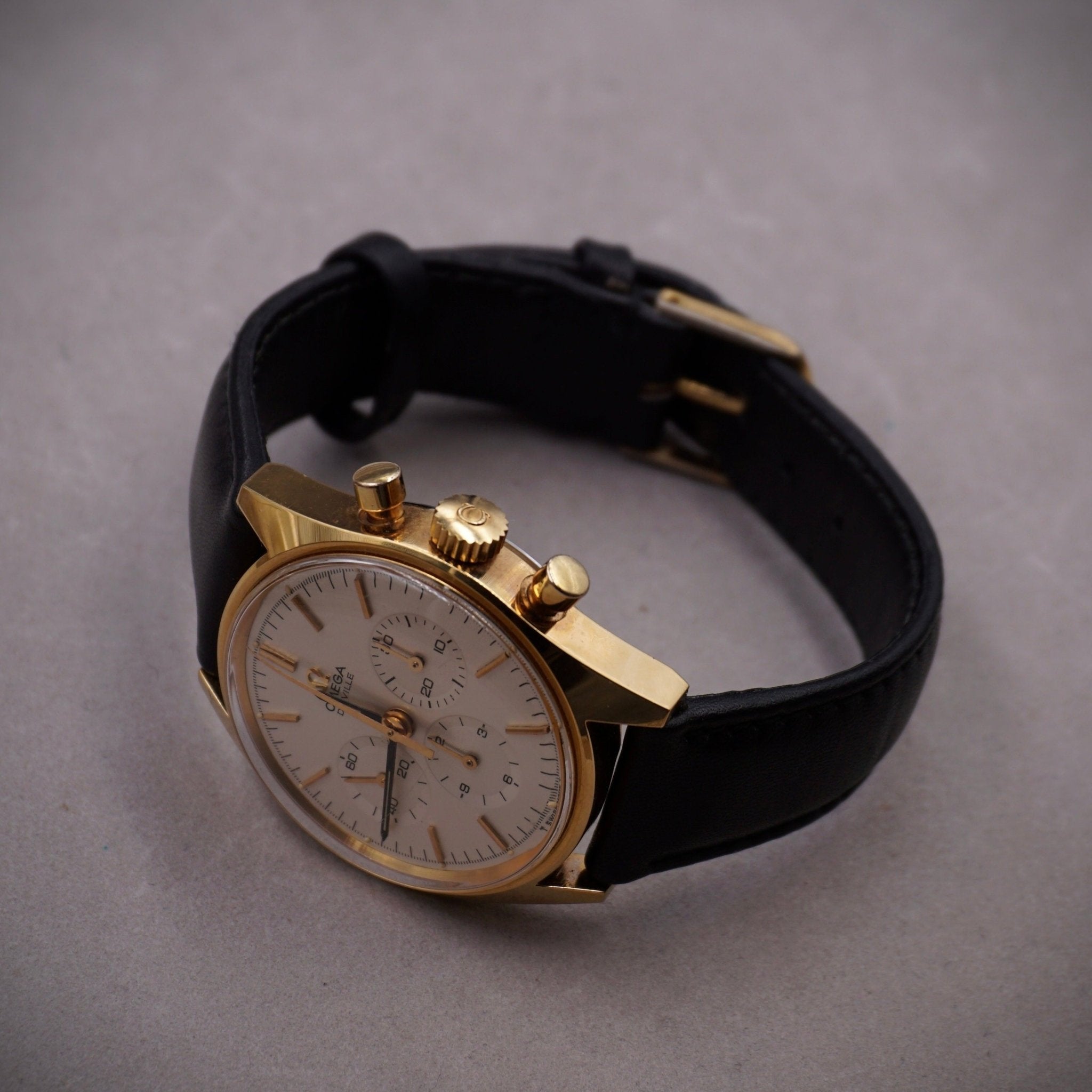 OMEGA DE VILLE CHRONOGRAPHE 3 COMPTEURS PLAQUE OR - montre vintage - Contre - Temps Paris