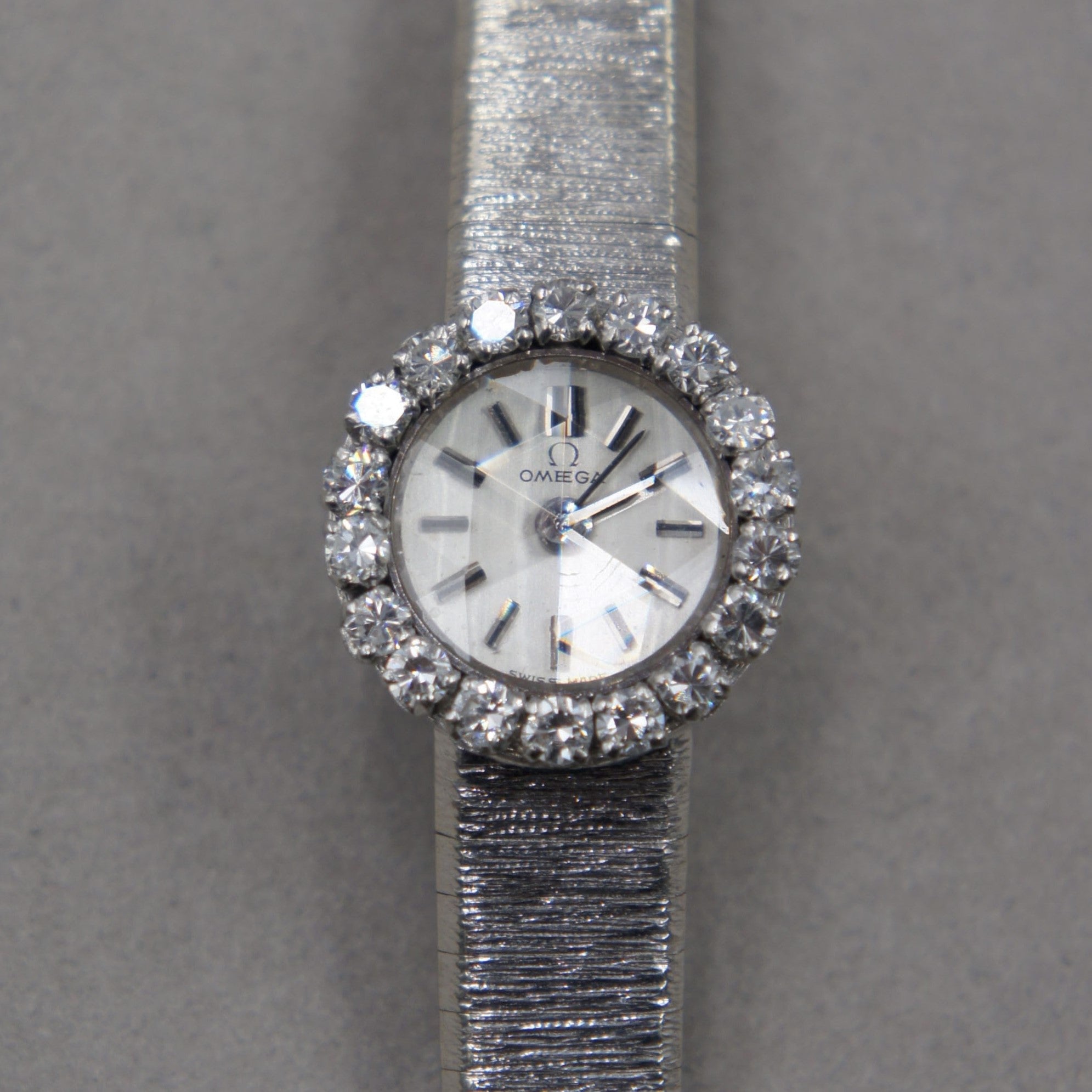 OMEGA LADY RONDE OR BLANC ET DIAMANTS