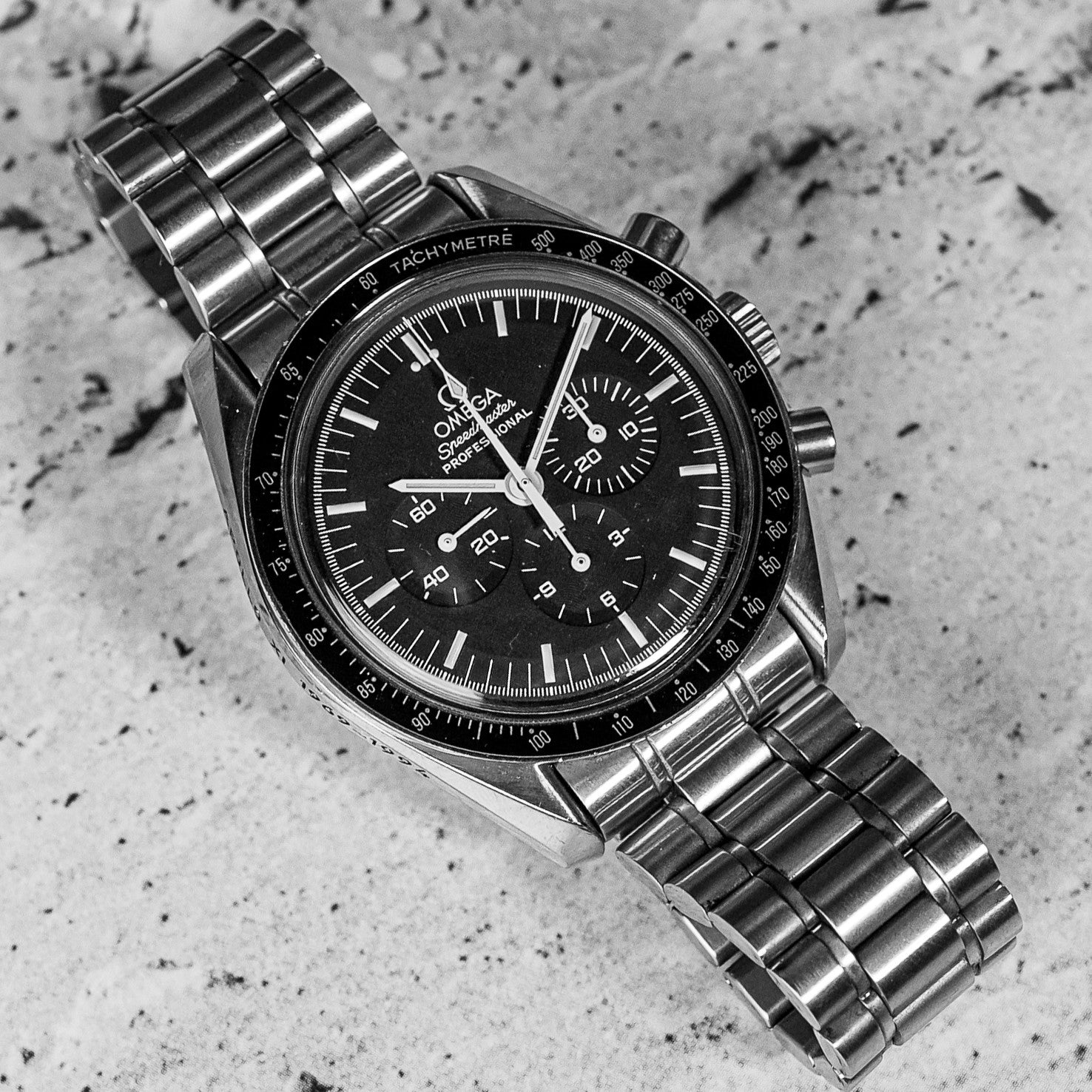 A collector's item from 1994, this vintage special edition, limited to 2,500 pieces, of the Omega Speedmaster Moonwatch, ref. 3591.50.00 in steel on its original strap and buckle, is engraved with "APOLLO XI 1969 - 1994" on the case flank, in tribute to the 25th anniversary of the Apollo XI mission and the first steps of mankind on the Moon - 3/4 face view