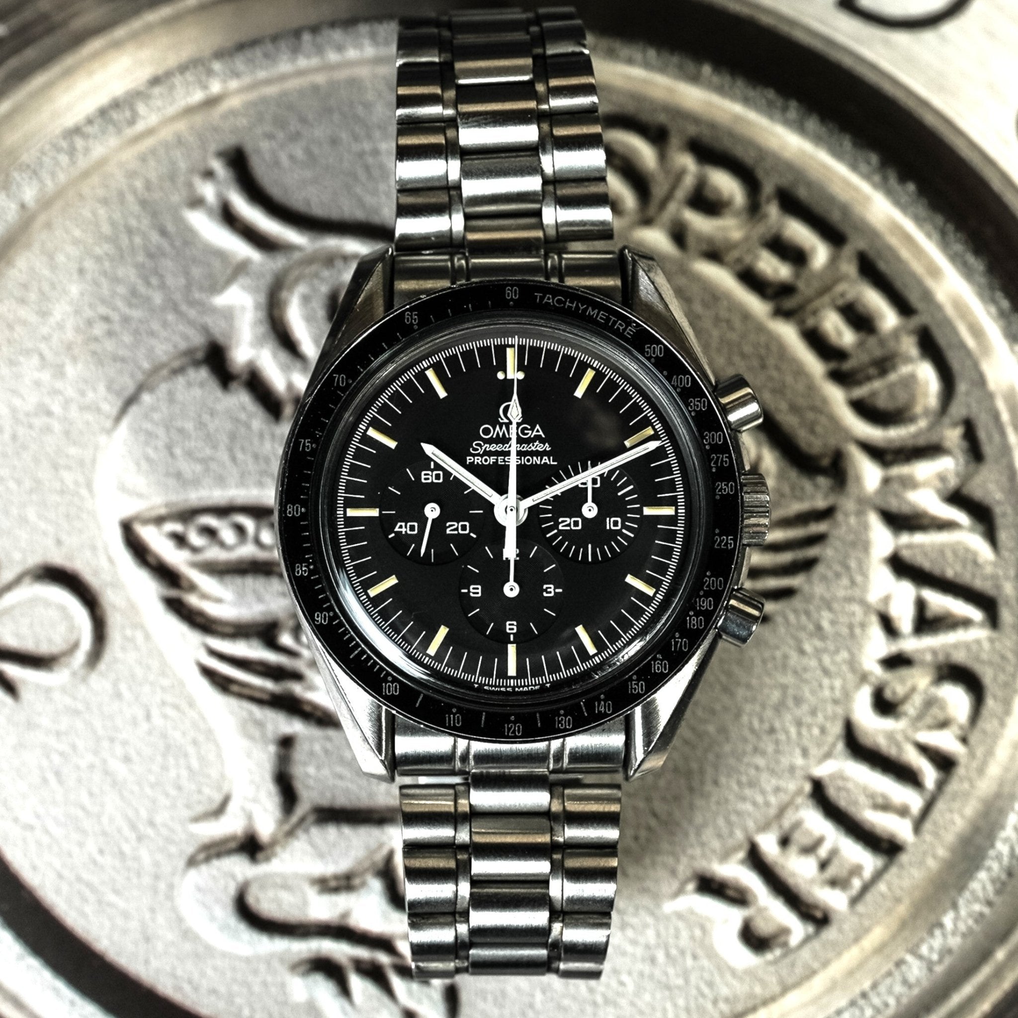OMEGA SPEEDMASTER MOONWATCH 25EME ANNIVERSAIRE APOLLO XI - montre vintage - Contre - Temps Paris