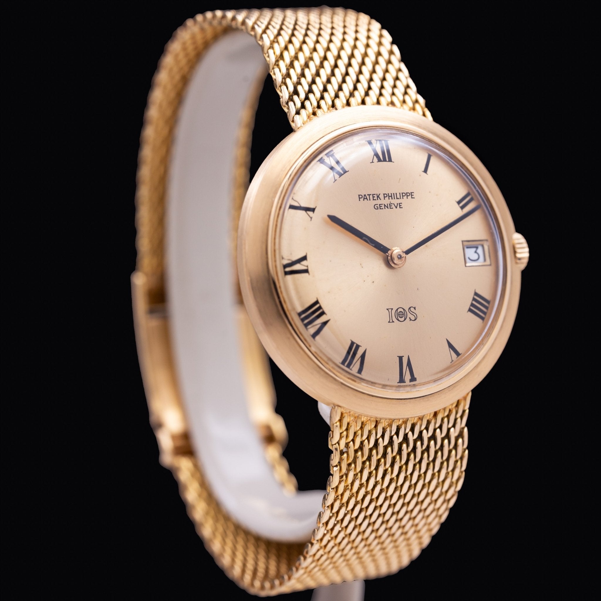 Patek Philippe Calatrava IOS Million Dollar Associate Yellow Gold reference 3565/1, automatic movement, 18-carat yellow gold case 35 mm, champagne satiné dial with enamel Roman numerals, yellow gold Milanese mesh bracelet, produced between 1968 and 1971
