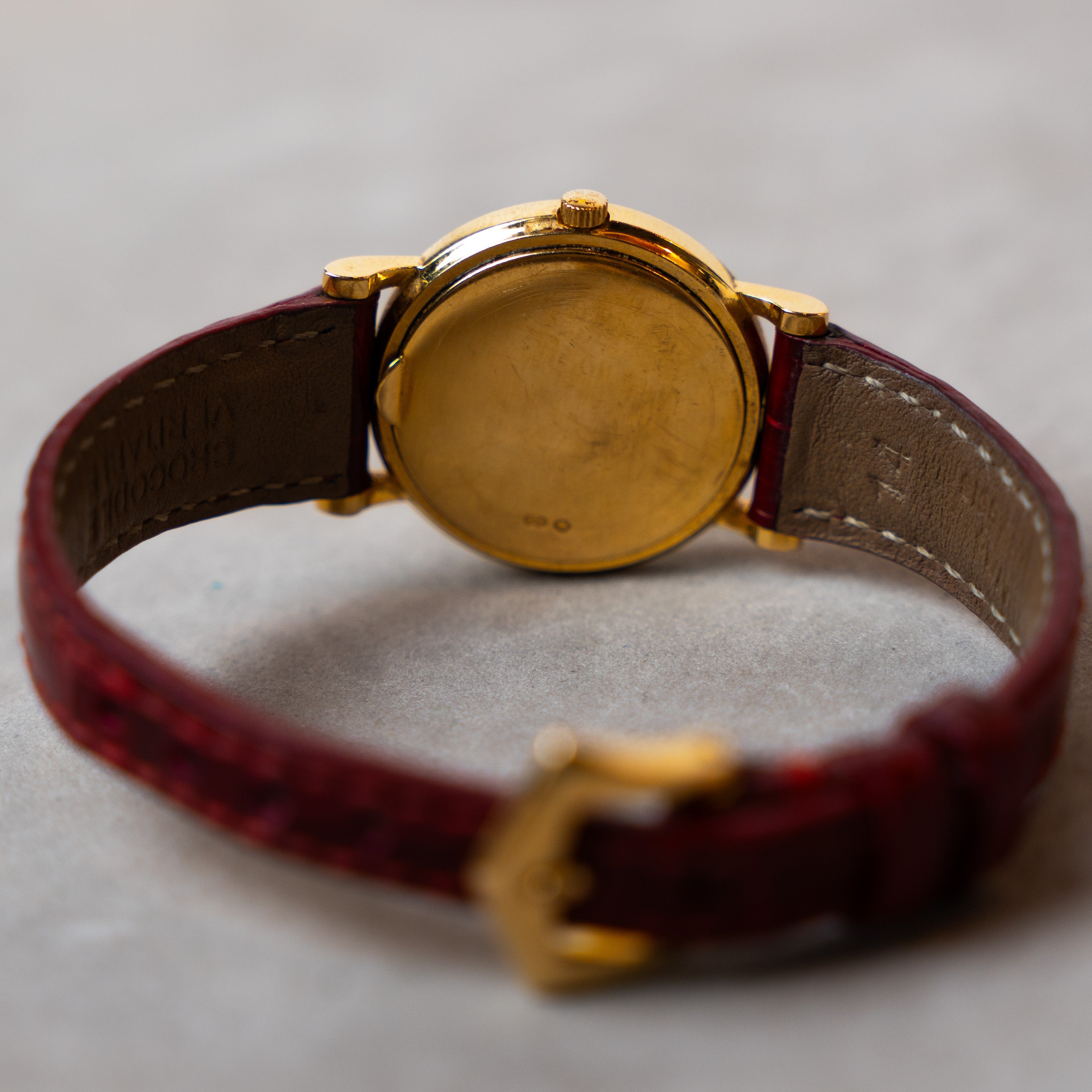 Patek Philippe Calatrava Lady vintage watch from the 80's in 18 carat yellow gold with "Clous de Paris" finish bezel and Champagne dial decorated with diamond indexes on its leather strap and its original gold pin buckle case back view