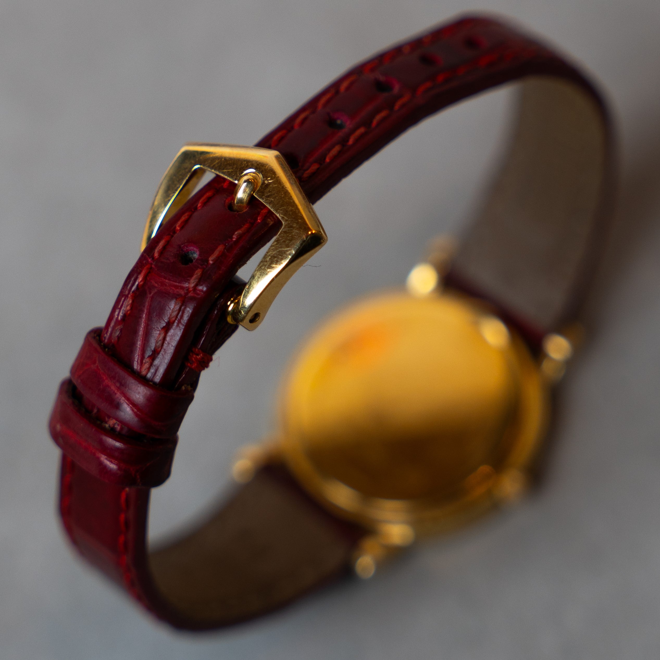 Patek Philippe Calatrava Lady vintage watch from the 80's in 18 carat yellow gold with "Clous de Paris" finish bezel and Champagne dial decorated with diamond indexes on its leather strap and its original gold pin buckle - strap view