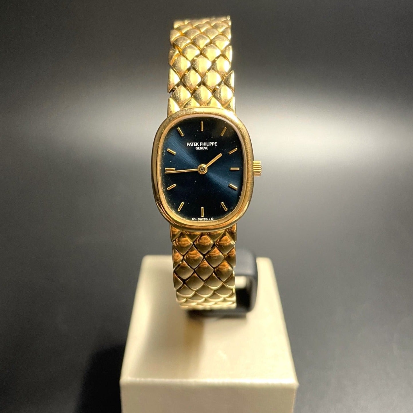 Patek Philippe Ellipse Mini Lady vintage quartz watch from the 80's in 18k yellow gold with “sunburst blue” dial on yellow solid gold signed bracelet - face view
