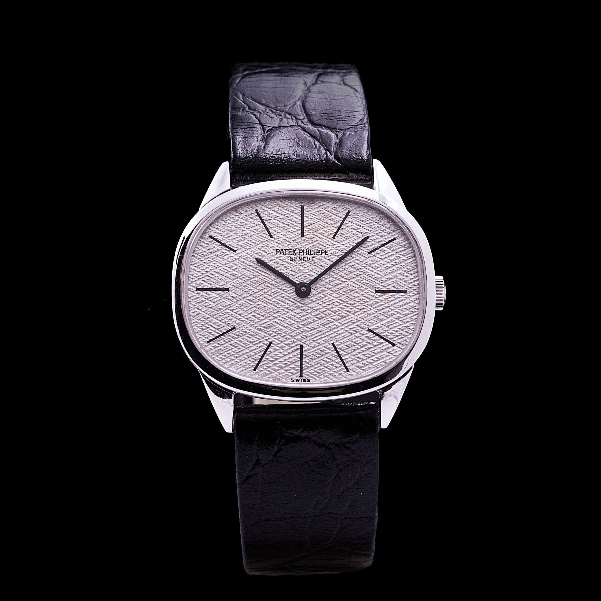 Patek Philippe Golden Ellipse Or Blanc référence 3545, mouvement mécanique manuel, boîtier or blanc 18 carats 27 x 32 mm, cadran silver à motif tapisserie, bracelet cuir noir avec boucle or blanc d'origine, années 1970