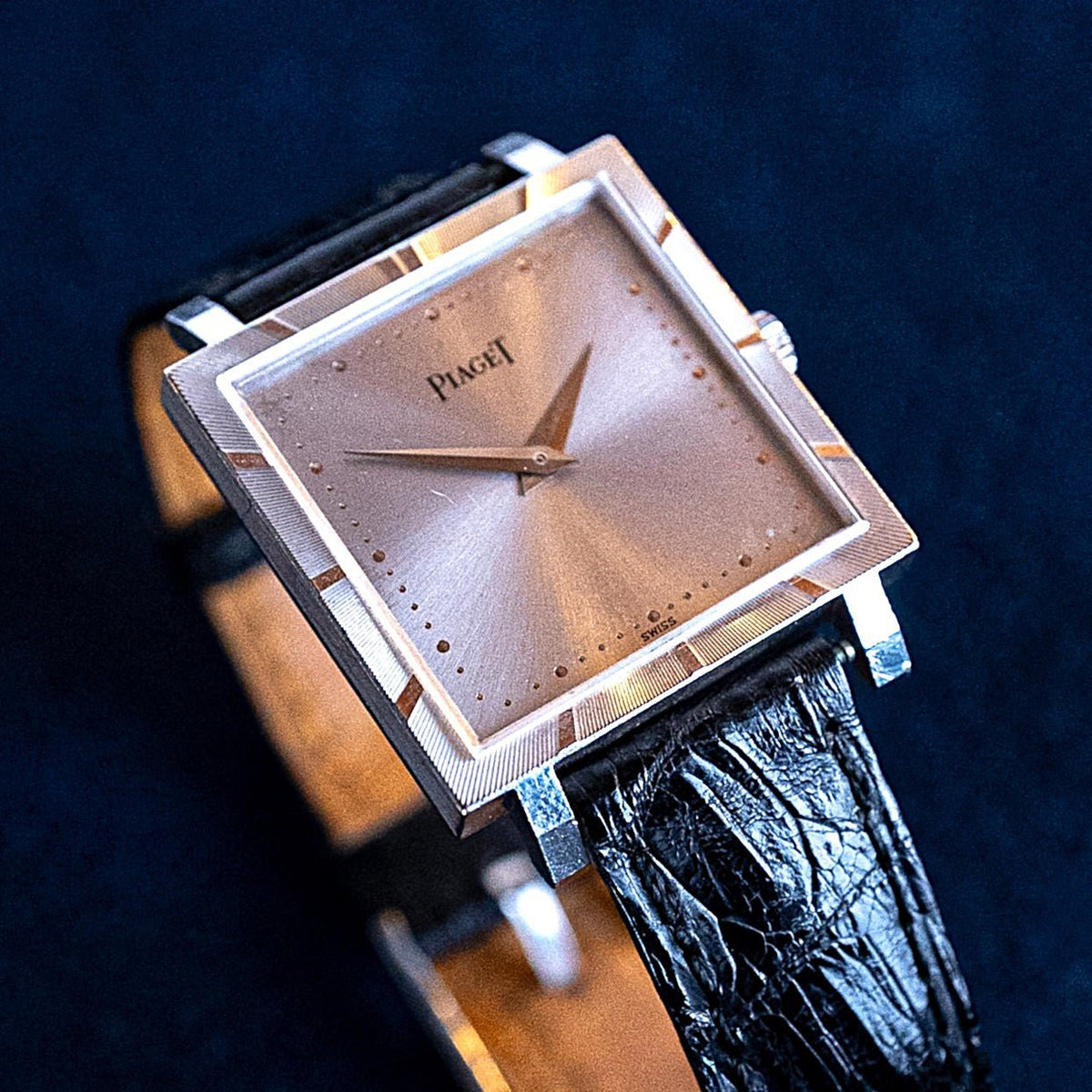 Piaget square white gold Ref. 937, silvered sunburst dial and reeded bezel with gold bars