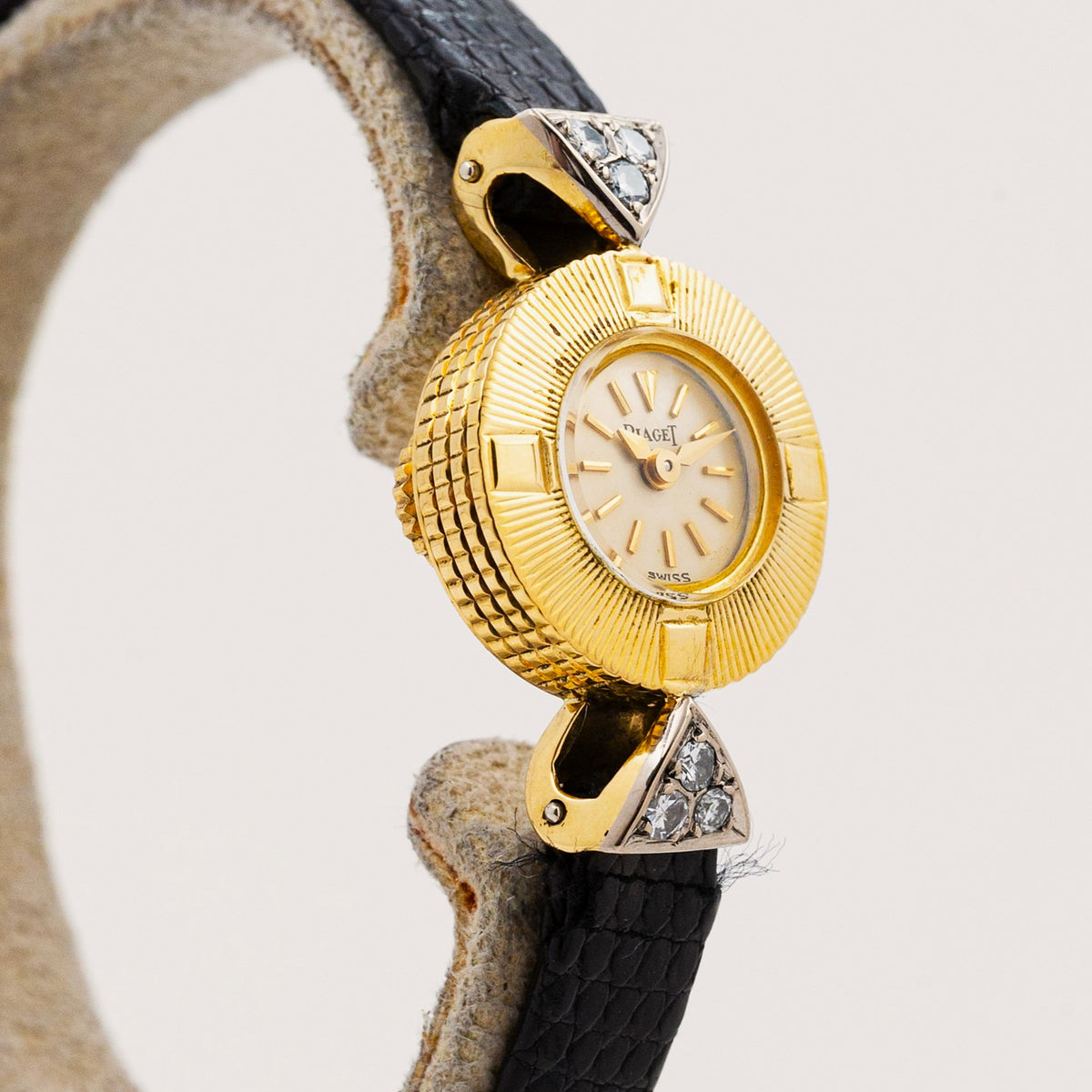Piaget jewellery watch in yellow gold, 1950s, radiating bezel and triangular diamond-set lugs