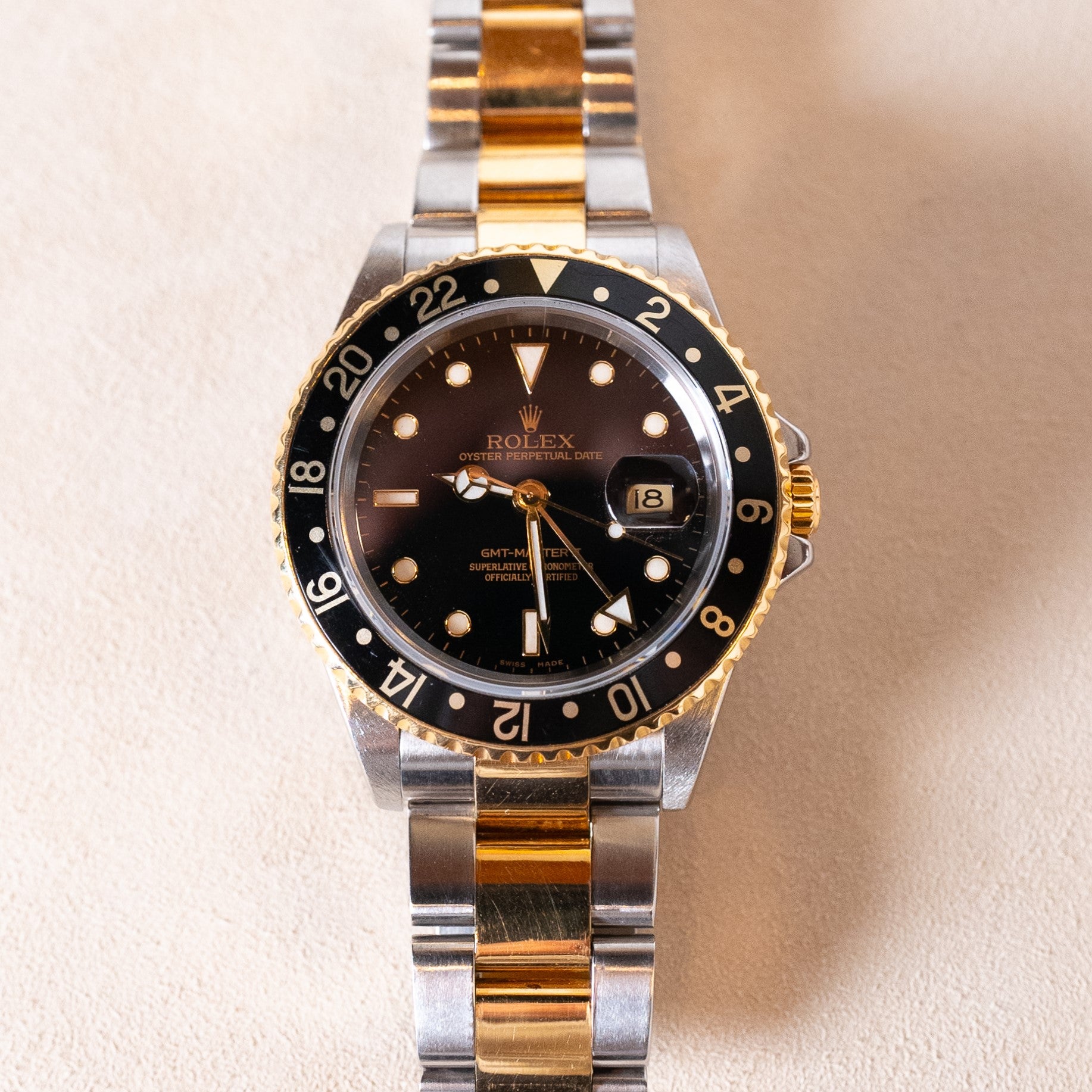 Rolex GMT-Master II référence 16713, acier et or jaune 18 carats, lunette or insert noir, cadran noir indexes or 18 carats, circa 2006