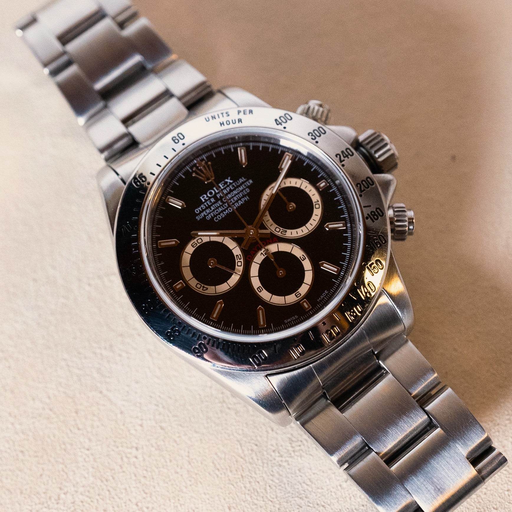Rolex Cosmograph Daytona vintage chronograph reference 16520, in steel from the W series (1995) with black dial and sub-counters developing the so-called "Patrizzi" patina, on a steel Oyster bracelet equipped with the exceptional self-winding Zenith El Primero movement 3/4 face view