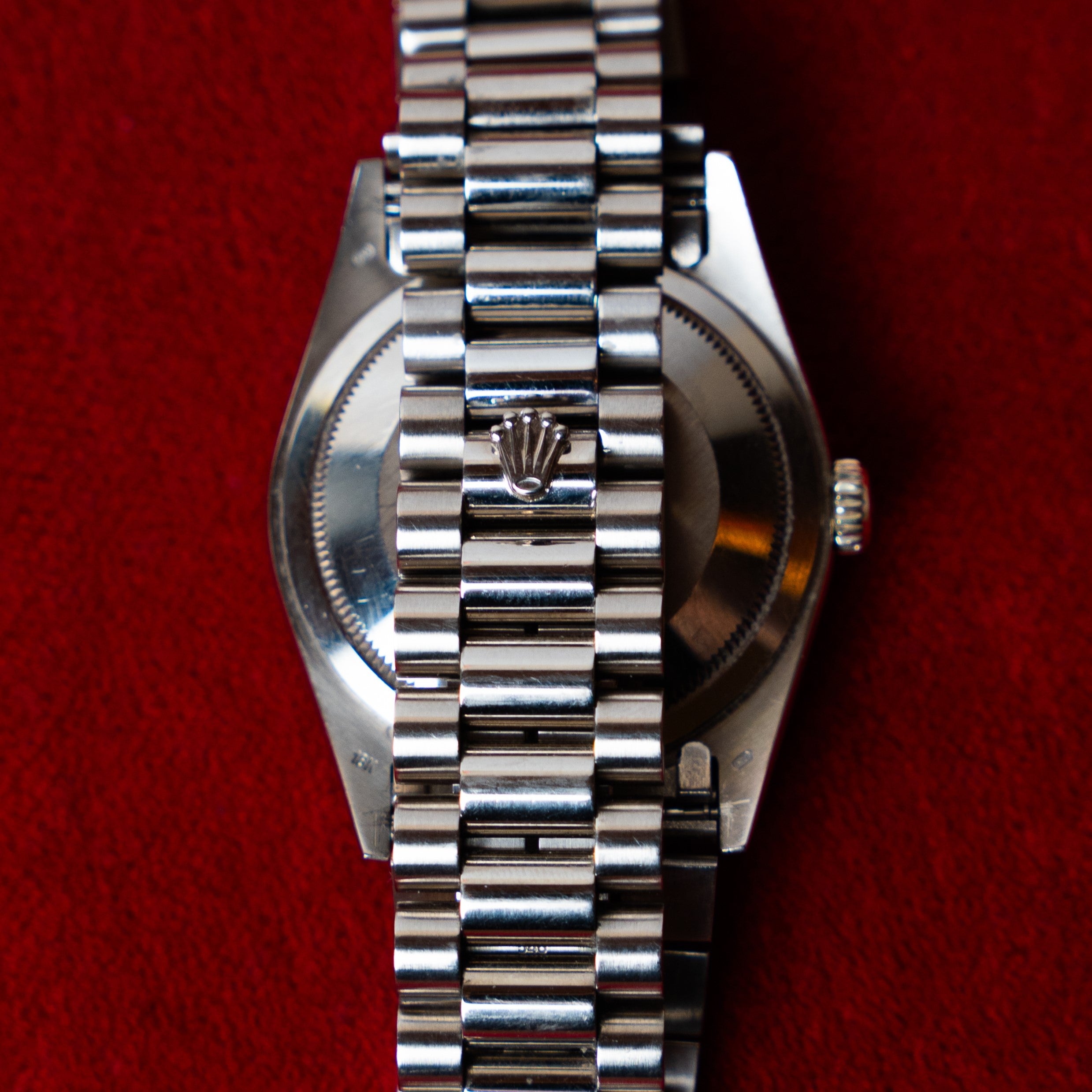 Rolex Day Date in 18 K white gold 36 MM case fluted bezel and Super President strap with a silver dial ornated with Roman numerals strap view