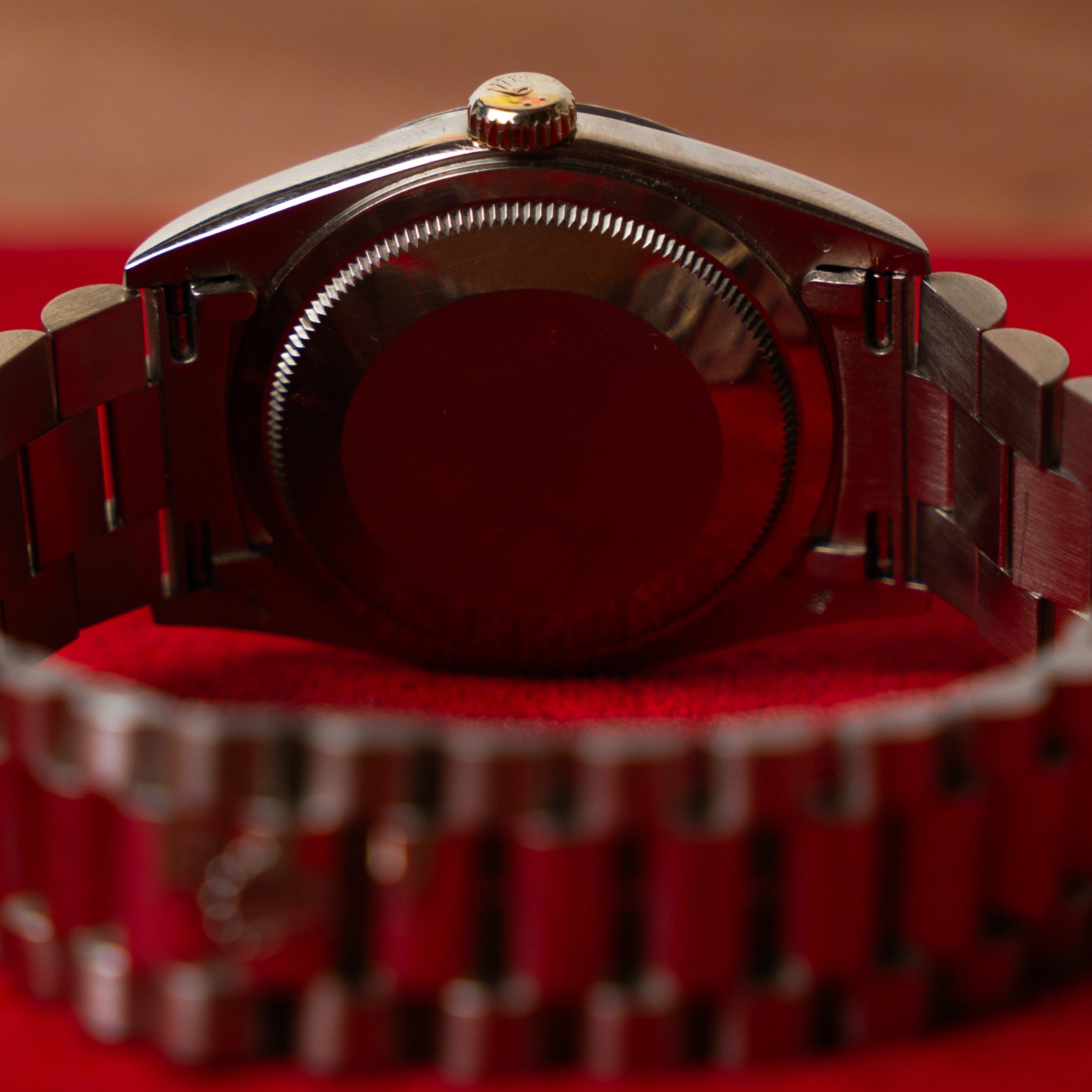 Rolex Day Date in 18 K white gold 36 MM case fluted bezel and Super President strap with a silver dial ornated with Roman numerals case back view