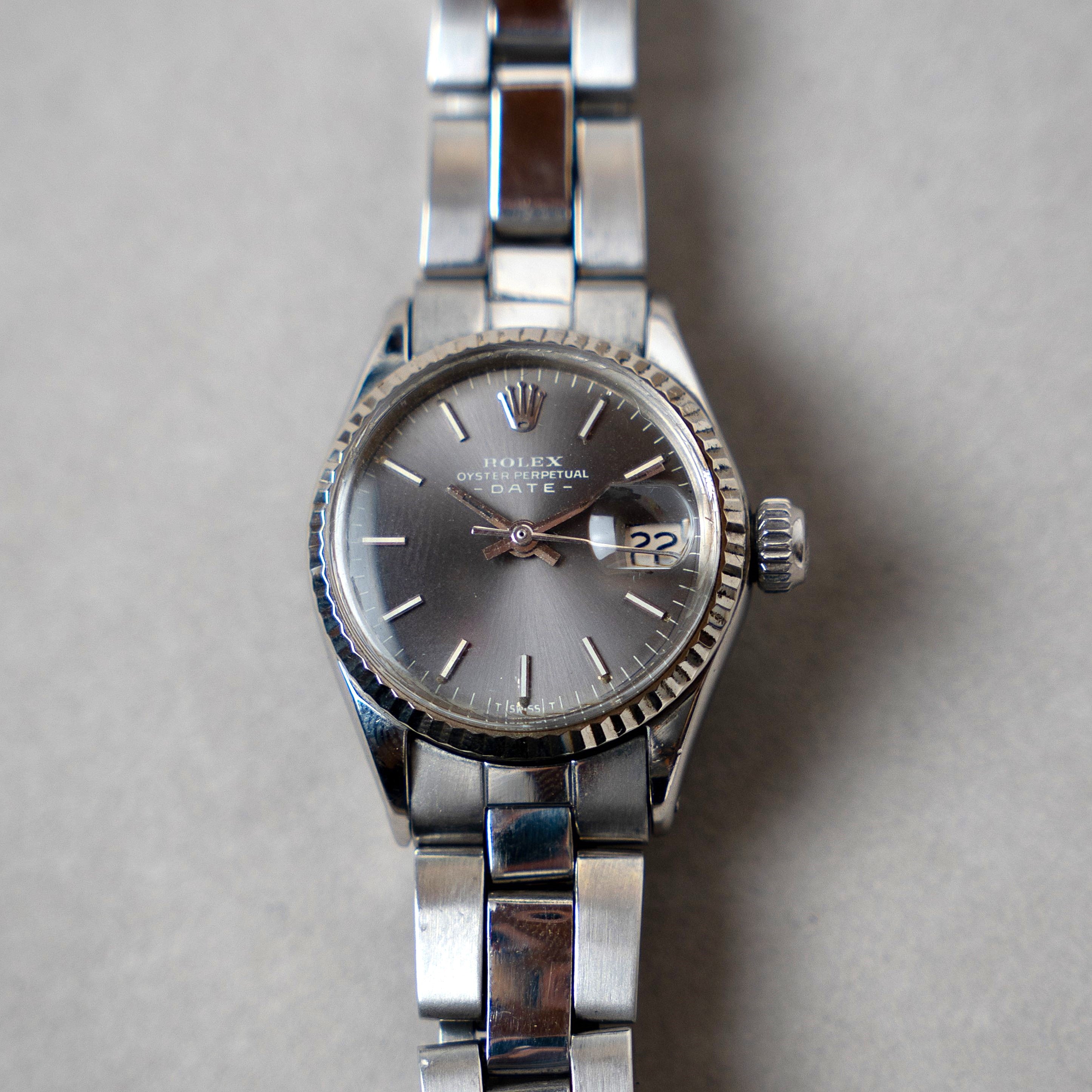 Rolex Oyster Date Lady self-winding vintage watch in steel with 18 carats white Gold fluted bezel, grey dial and plexi crystal on Oyster steel bracelet face view