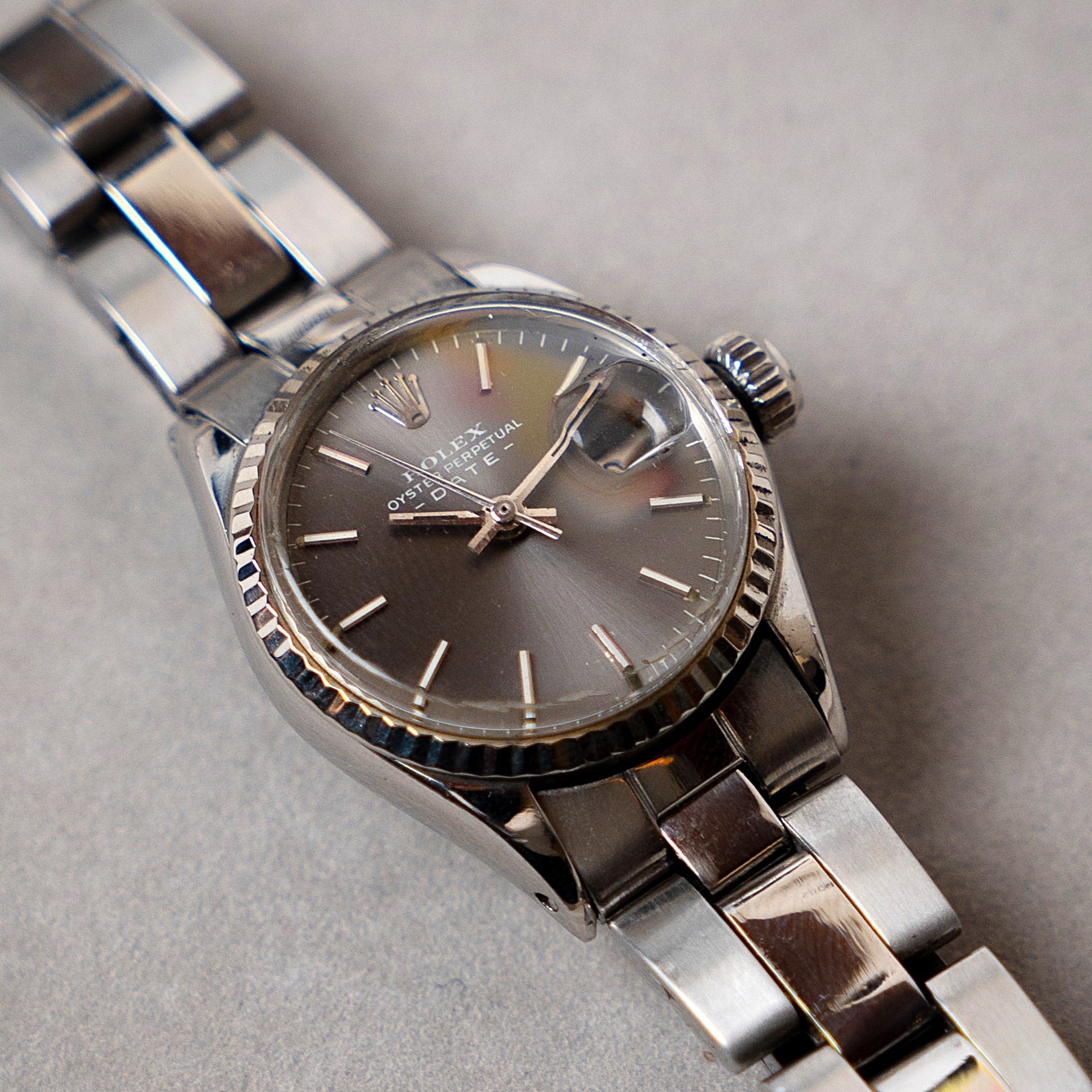 Rolex Oyster Date Lady self-winding vintage watch in steel with 18 carats white Gold fluted bezel, grey dial and plexi crystal on Oyster steel bracelet 3/4 angle view