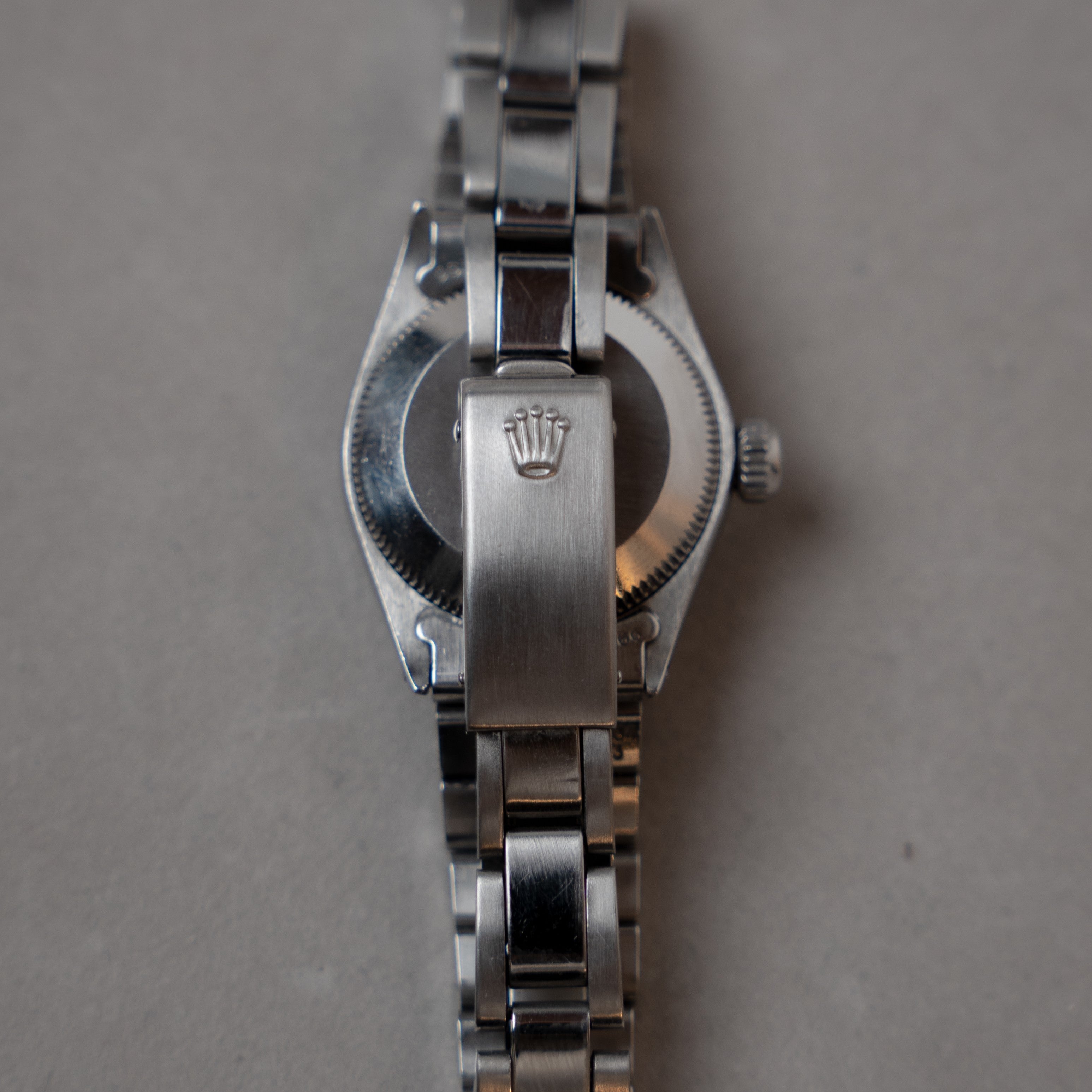 Rolex Oyster Date Lady self-winding vintage watch in steel with 18 carats white Gold fluted bezel, grey dial and plexi crystal on Oyster steel bracelet clasp view