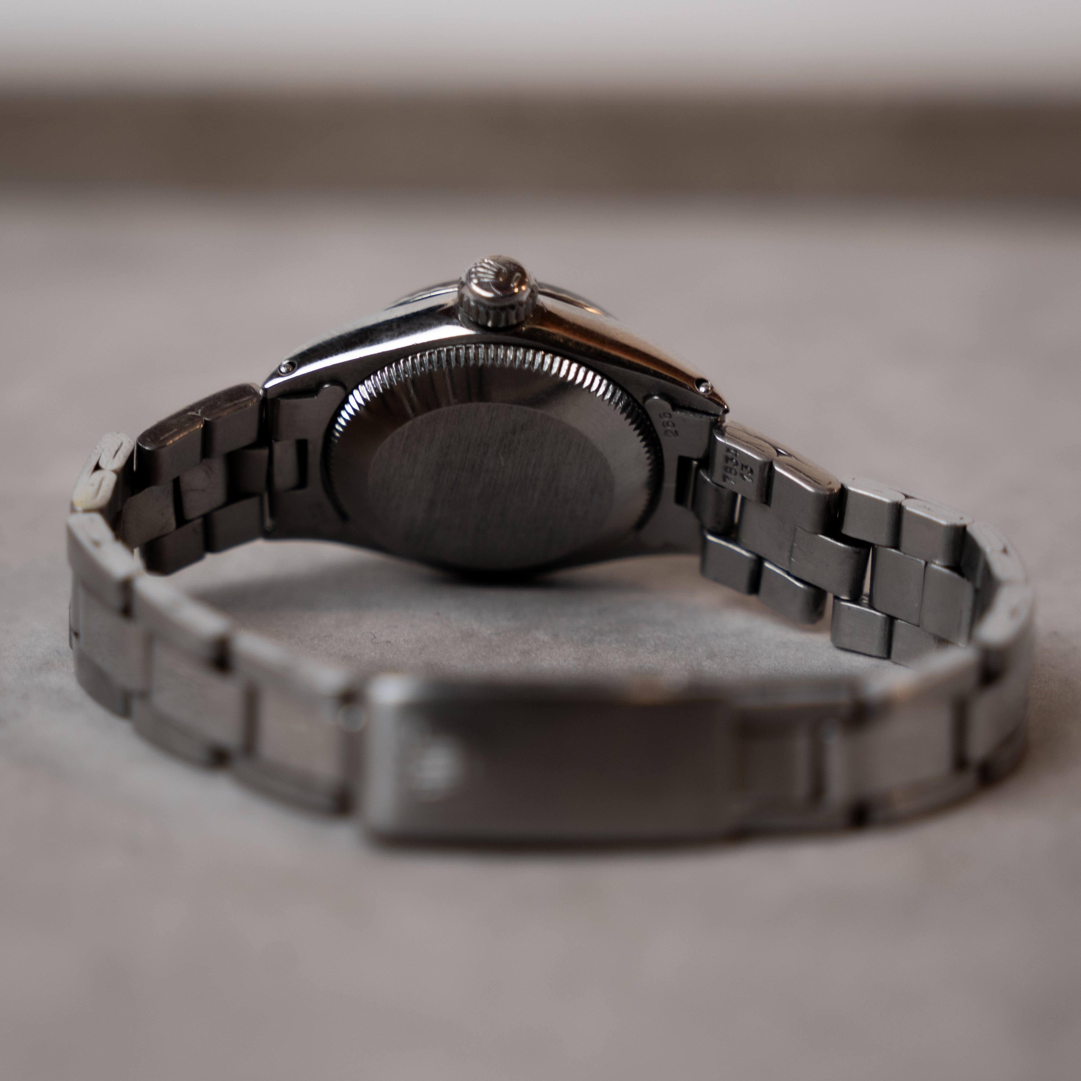 Rolex Oyster Date Lady self-winding vintage watch in steel with 18 carats white Gold fluted bezel, grey dial and plexi crystal on Oyster steel bracelet case back view