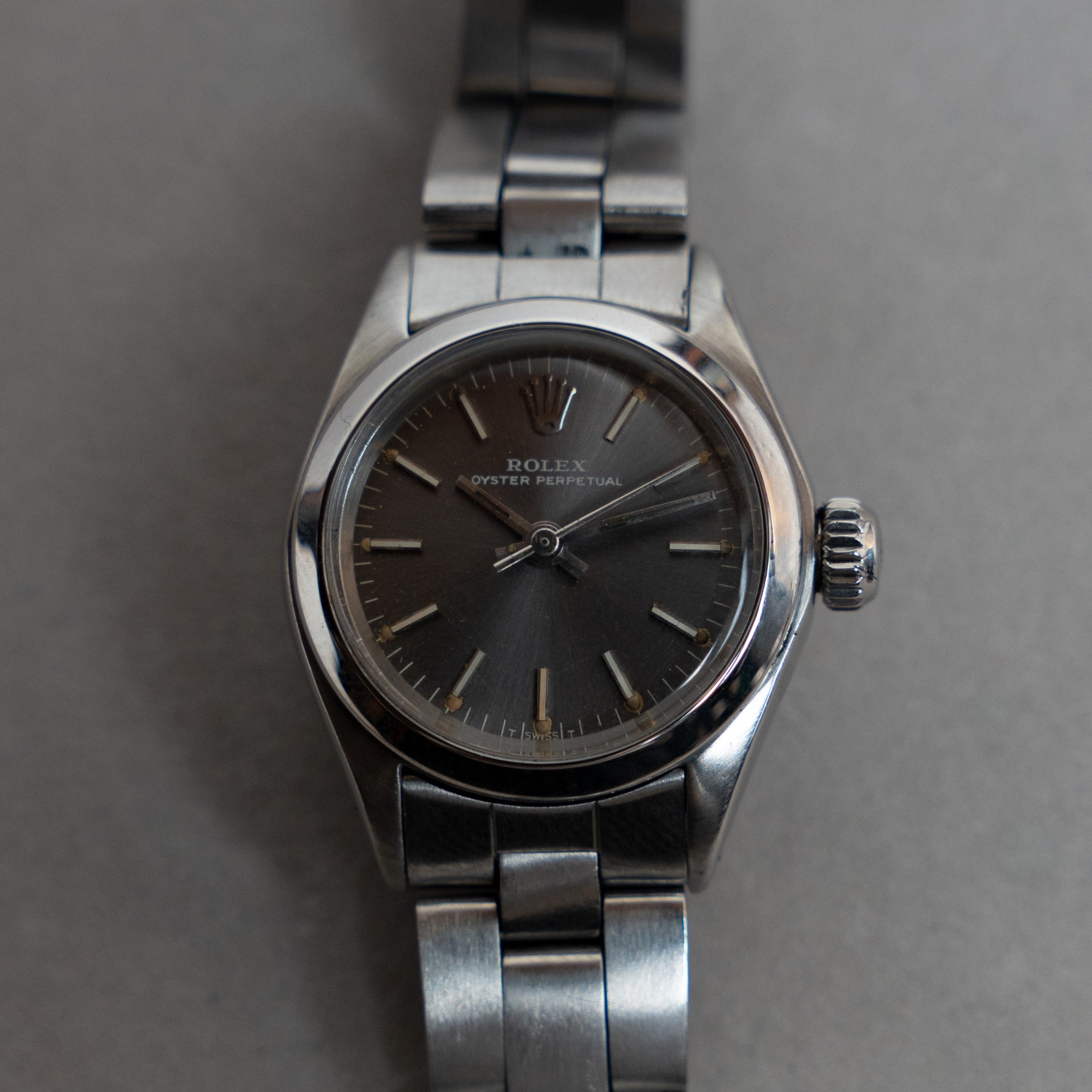 Rolex Oyster Perpetual Lady self-winding vintage watch in steel with smooth bezel, grey dial and plexi crystal on steel Oyster bracelet face view
