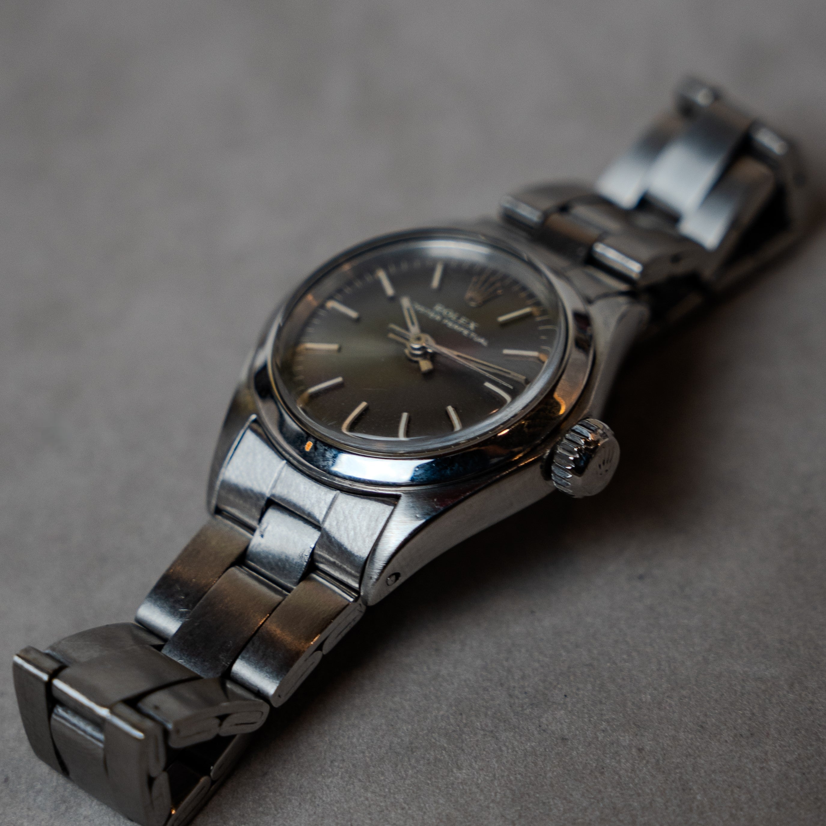Rolex Oyster Perpetual Lady self-winding vintage watch in steel with smooth bezel, grey dial and plexi crystal on steel Oyster bracelet 3/4 angle view