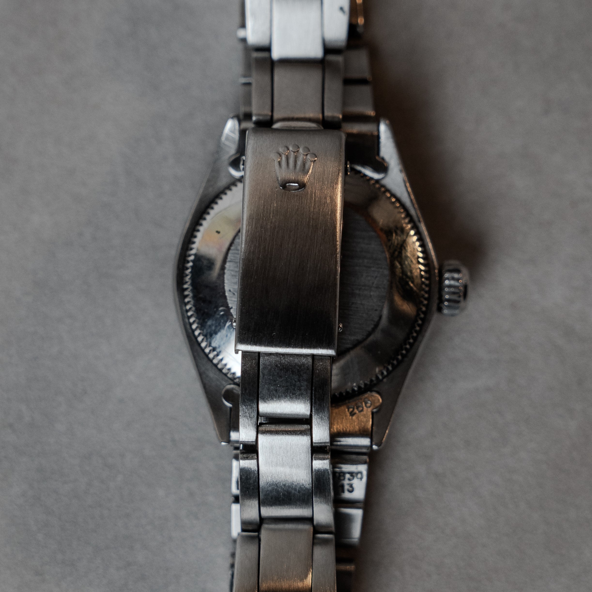 Rolex Oyster Perpetual Lady self-winding vintage watch in steel with smooth bezel, grey dial and plexi crystal on steel Oyster bracelet clasp view