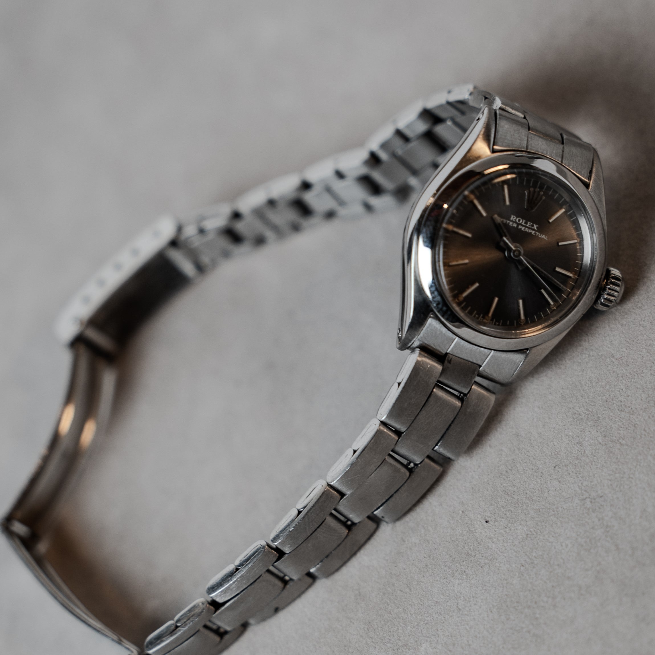 Rolex Oyster Perpetual Lady self-winding vintage watch in steel with smooth bezel, grey dial and plexi crystal on steel Oyster bracelet wide angle view