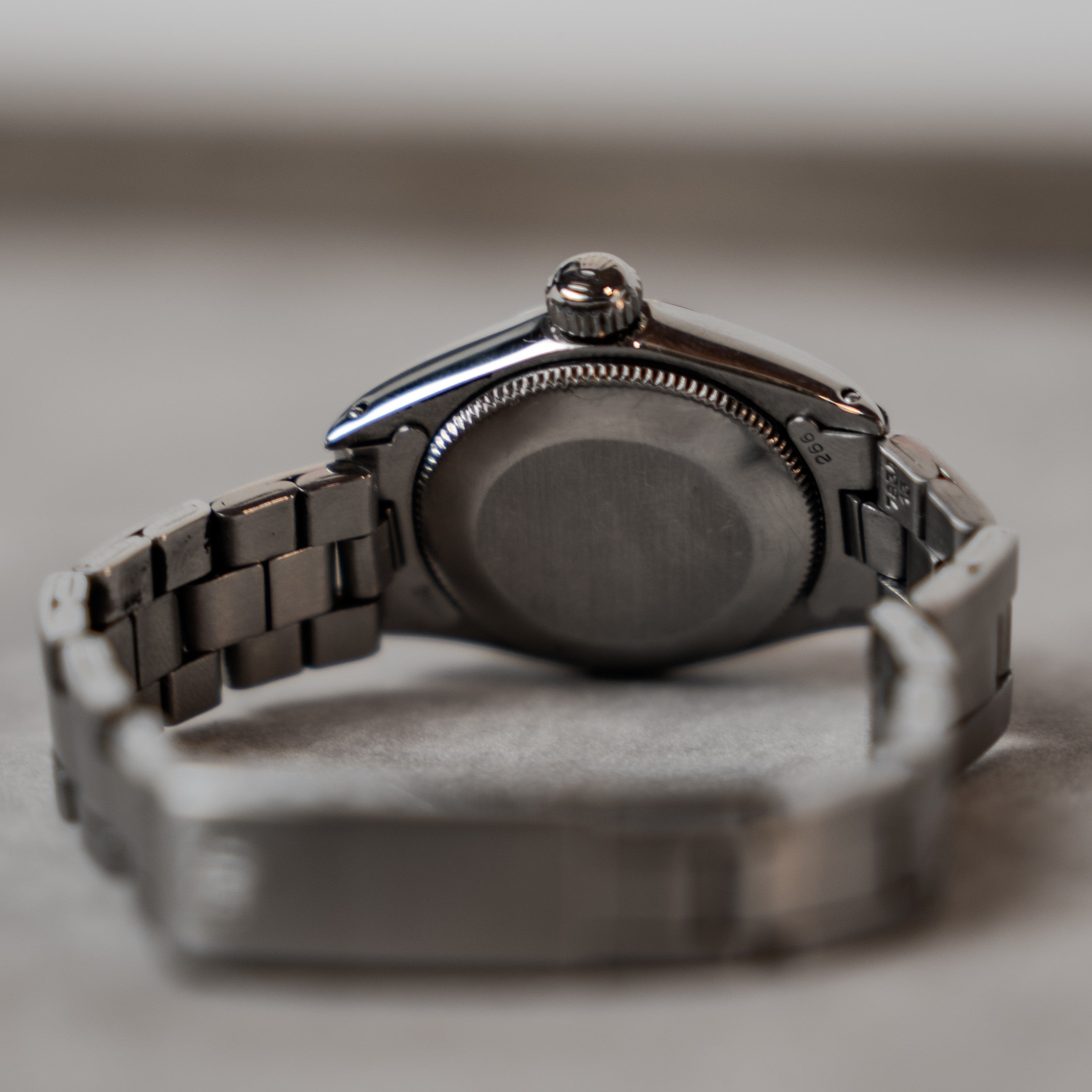 Rolex Oyster Perpetual Lady self-winding vintage watch in steel with smooth bezel, grey dial and plexi crystal on steel Oyster bracelet case back view