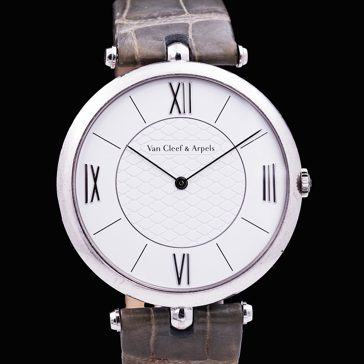 Van Cleef & Arpels Pierre Arpels HH54605 en or blanc, mouvement mécanique à remontage manuel, cadran laqué blanc au motif piqué