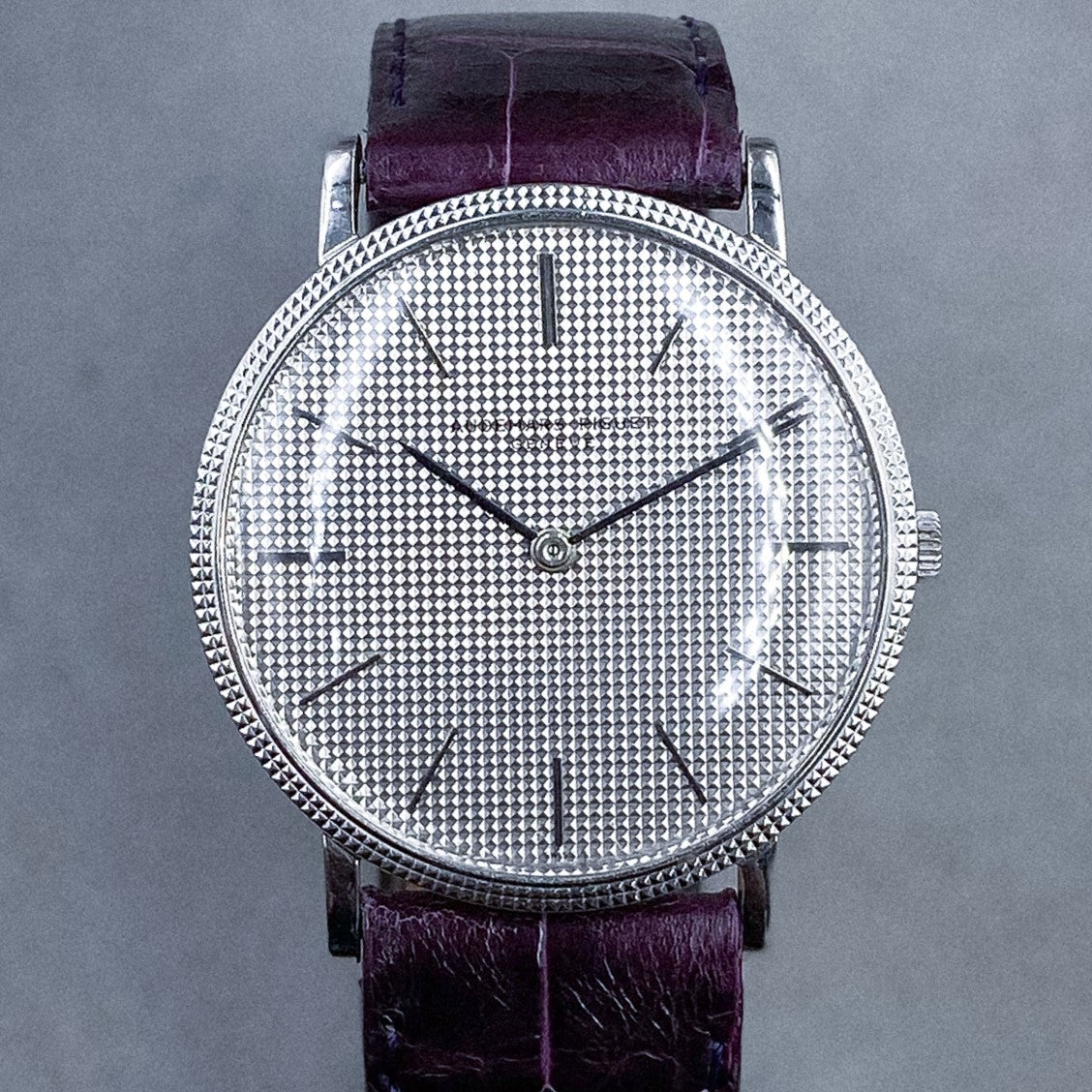 Audemars Piguet Calatrava ultra thin in 18 K white gold  with "clous de Paris" finish face