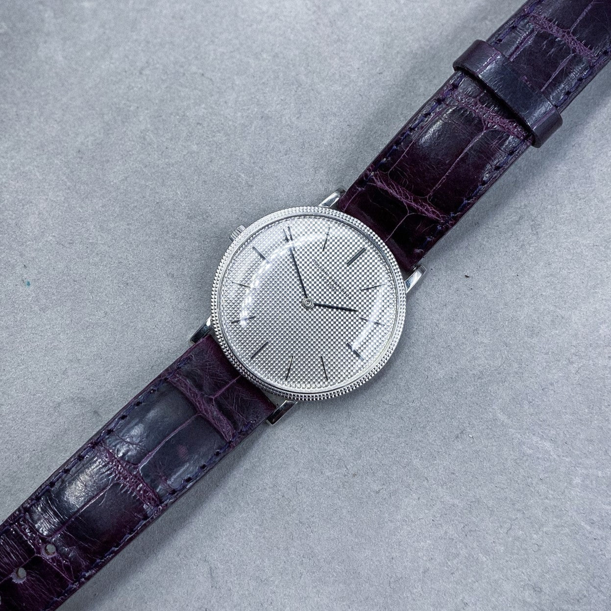 Audemars Piguet Calatrava ultra thin in 18 K white gold  with "clous de Paris" finish angle view