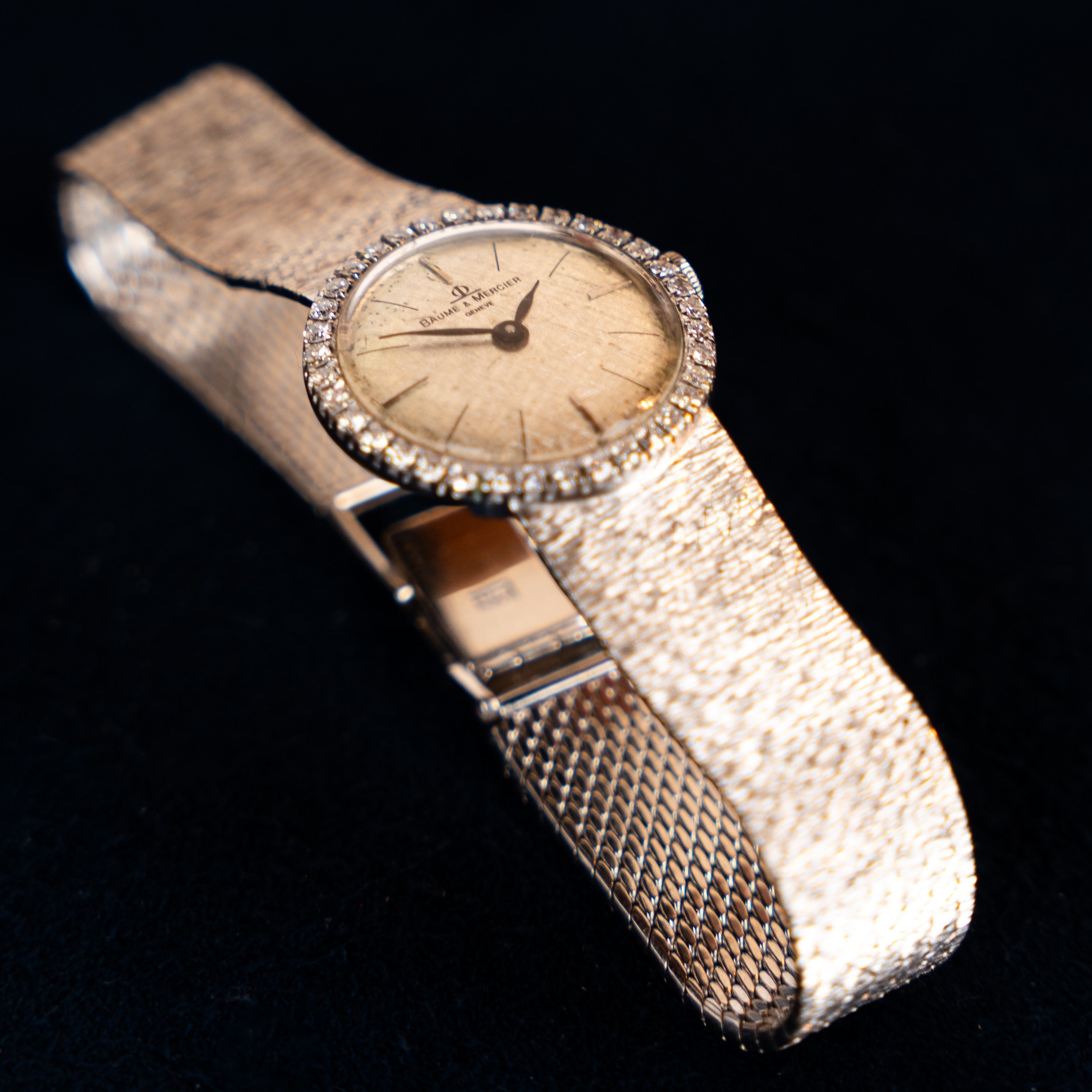 Beaume & Mercier lady vintage watch in 18 K white gold and a 36-diamond-bezel in 24 mm case mecchanical mouvement with mesh white gold strap and clasp buckle 3/4 angle view