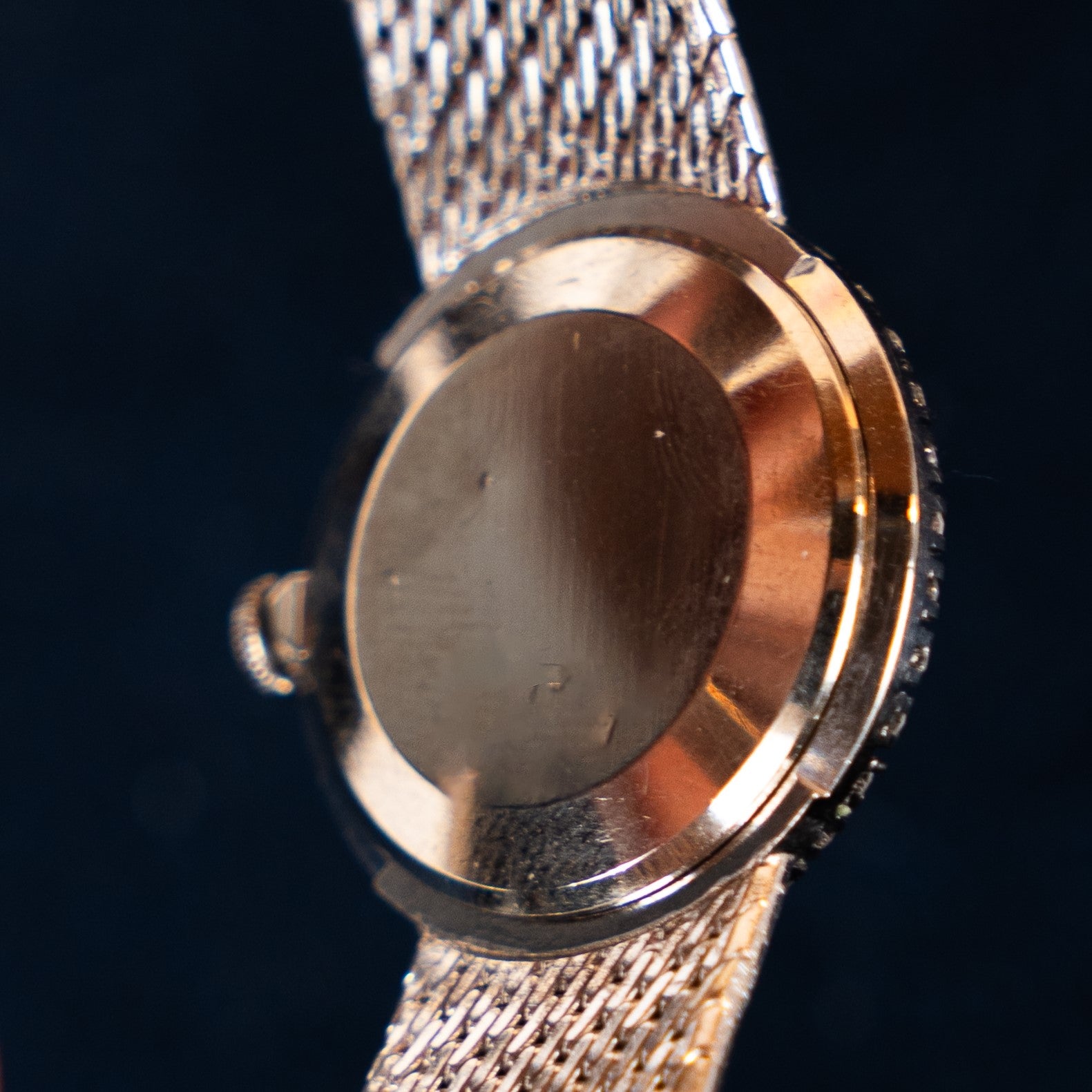 Beaume & Mercier lady vintage watch in 18 K white gold and a 36-diamond-bezel in 24 mm case mecchanical mouvement with mesh white gold strap and clasp buckle case back view