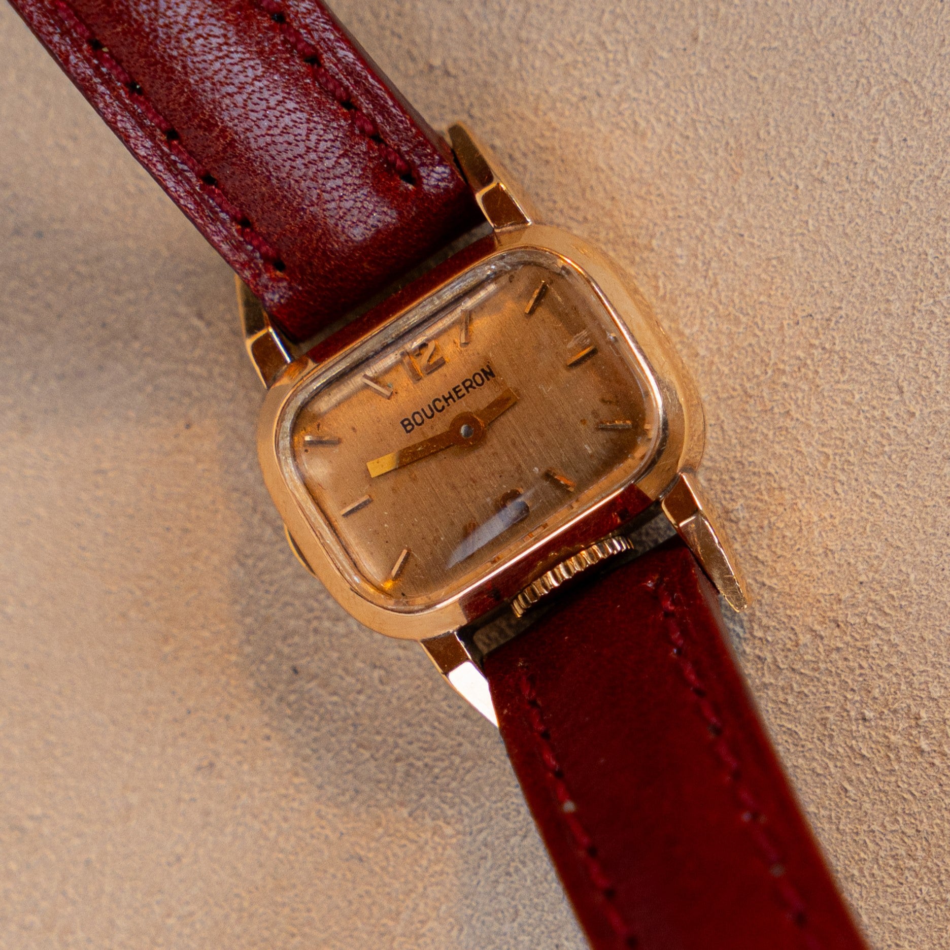 Boucheron Lady vintage watch in 18 K rose gold in 18 mm case mechanical with leather strap and pin buckle in gold 3/4 angle view