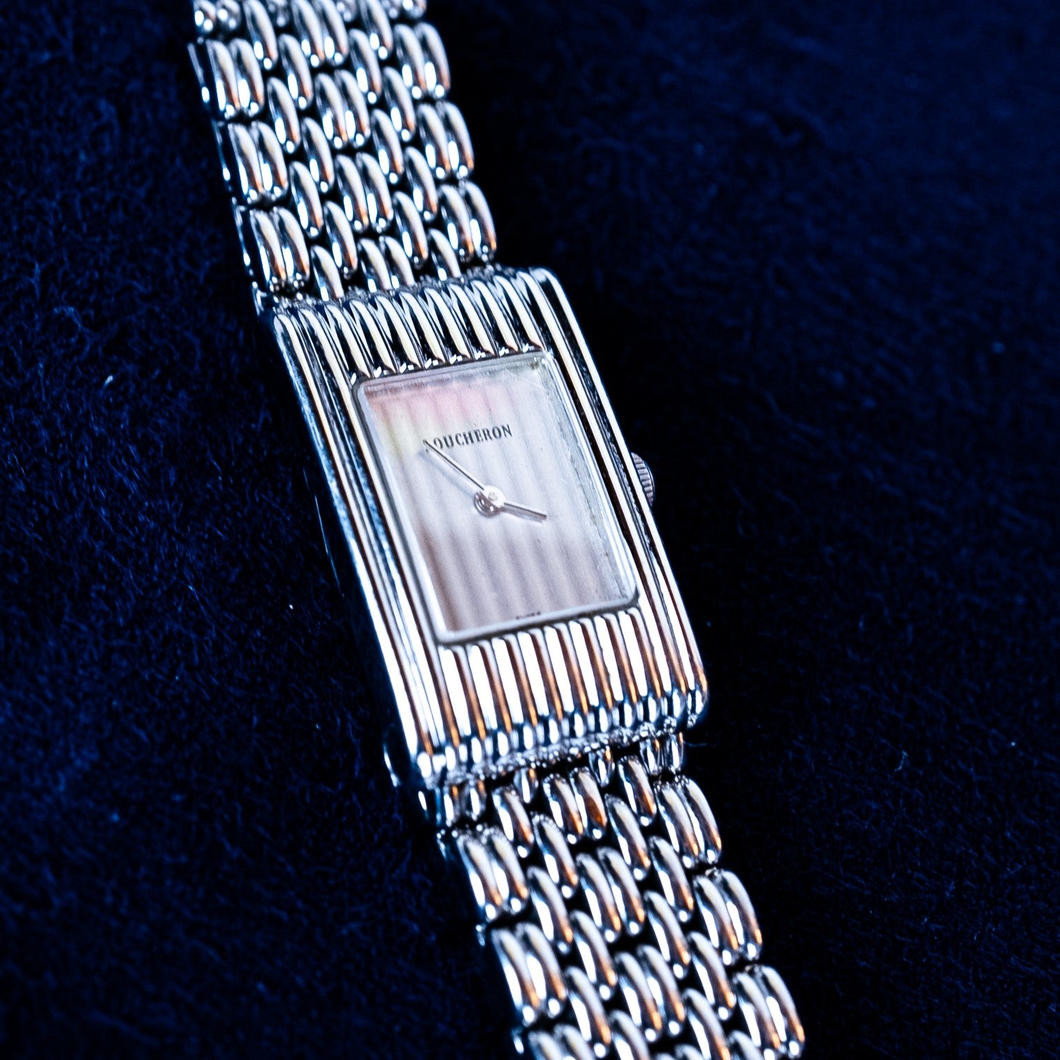 Boucheron Reflet Lady vintage watch in 30 X 23 mm steel case with quartz movement and "grains de riz" steel strap with invisible buckle 3/4 angle view