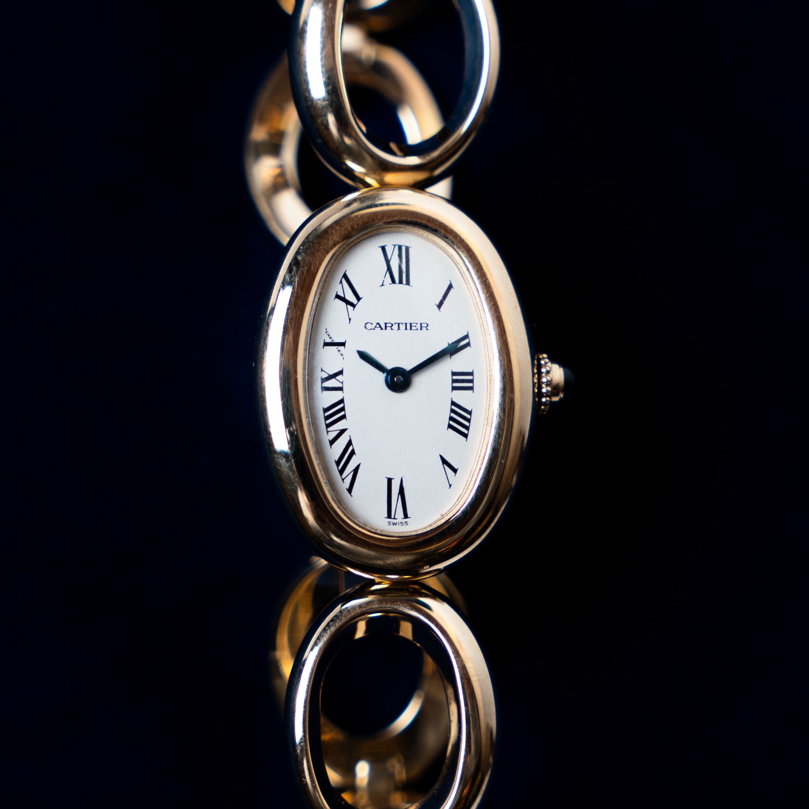 Cartier Baignoire vintage watch in 18 carat-Gold fitted with an 18 carat-Gold Baignoire style bracelet with a quartz movement and presented with the classic Cartier white dial and the sapphire cabochon crown face view