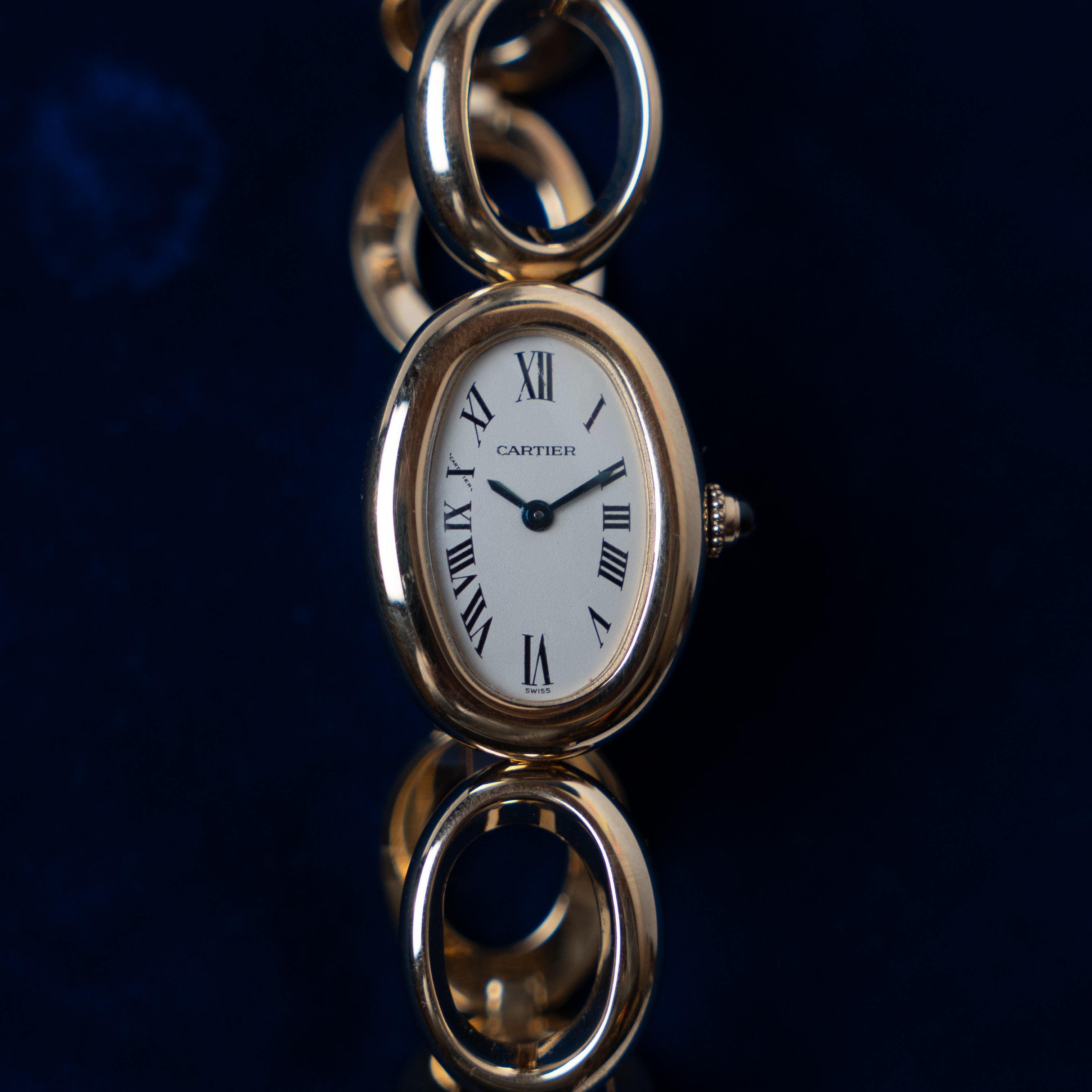 Cartier Baignoire vintage watch in 18 carat-Gold fitted with an 18 carat-Gold Baignoire style bracelet with a quartz movement and presented with the classic Cartier white dial and the sapphire cabochon crown face wide angle view