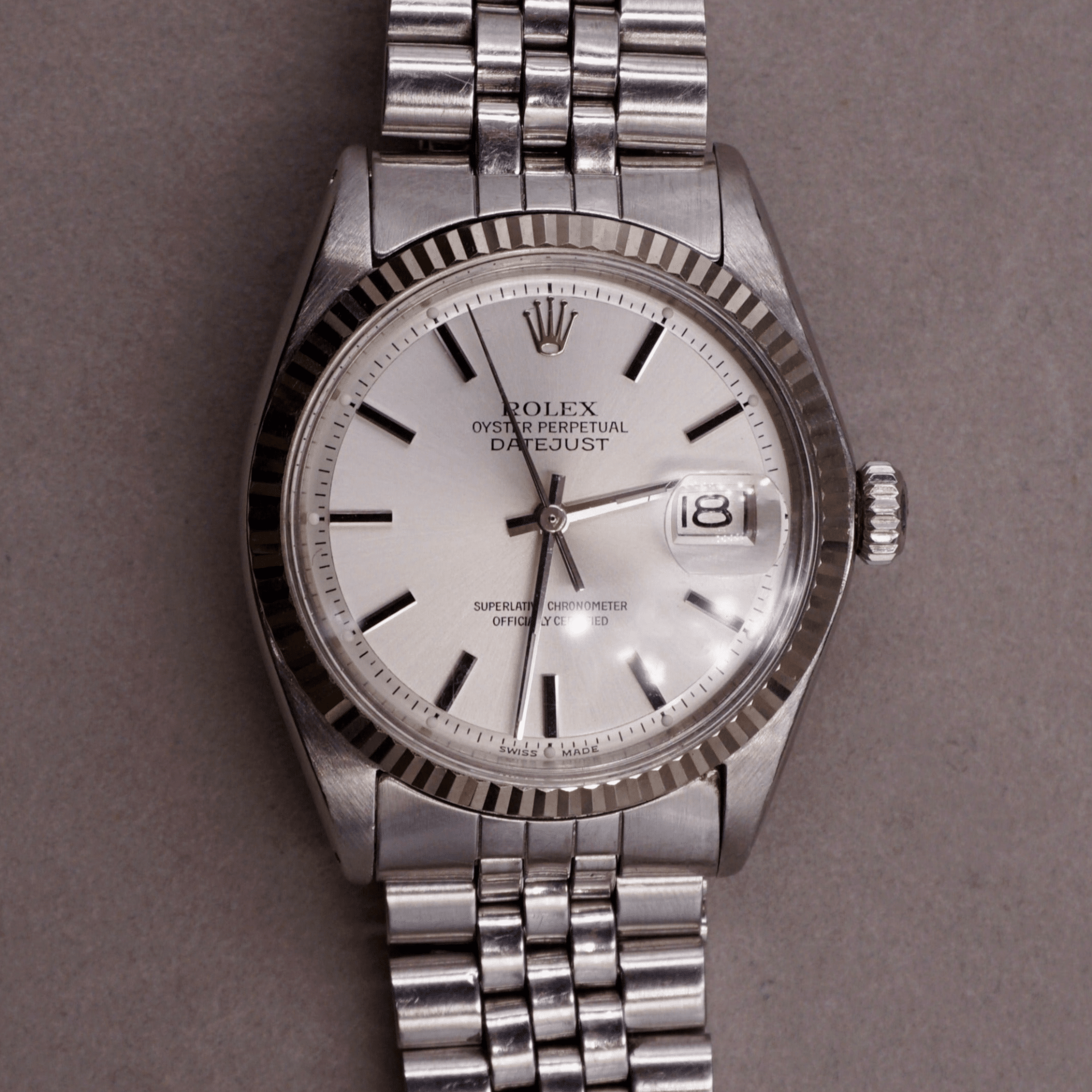 ROLEX OYSTER PERPETUAL DATEJUST LUNETTE OR BLANC - montre vintage - Contre - Temps Paris